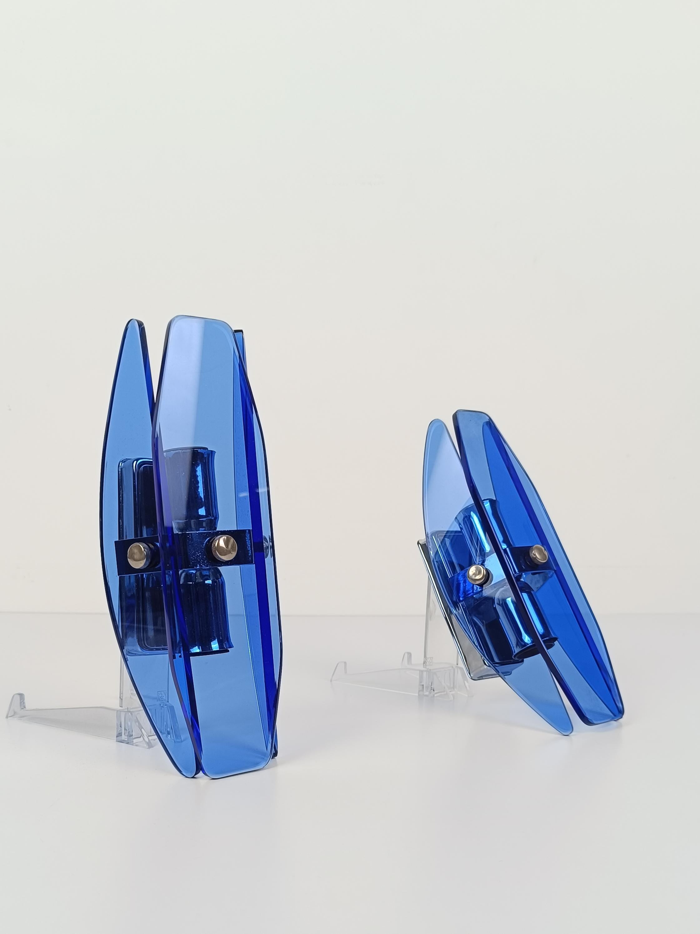 Mid-Century Modern Attribuable à la paire d'appliques VECA en chrome et verre biseauté bleu Italie, années 70 en vente