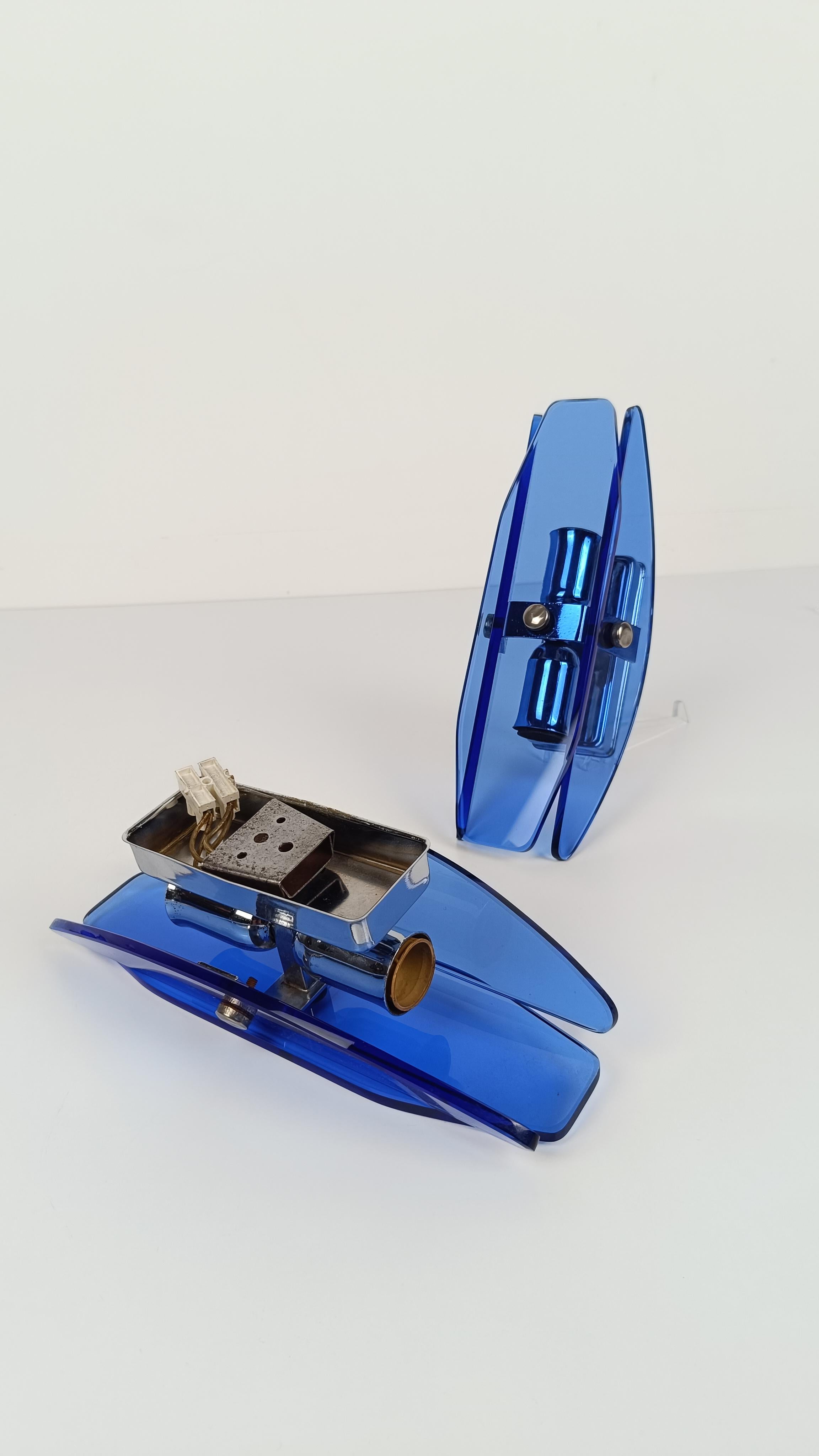 italien Attribuable à la paire d'appliques VECA en chrome et verre biseauté bleu Italie, années 70 en vente