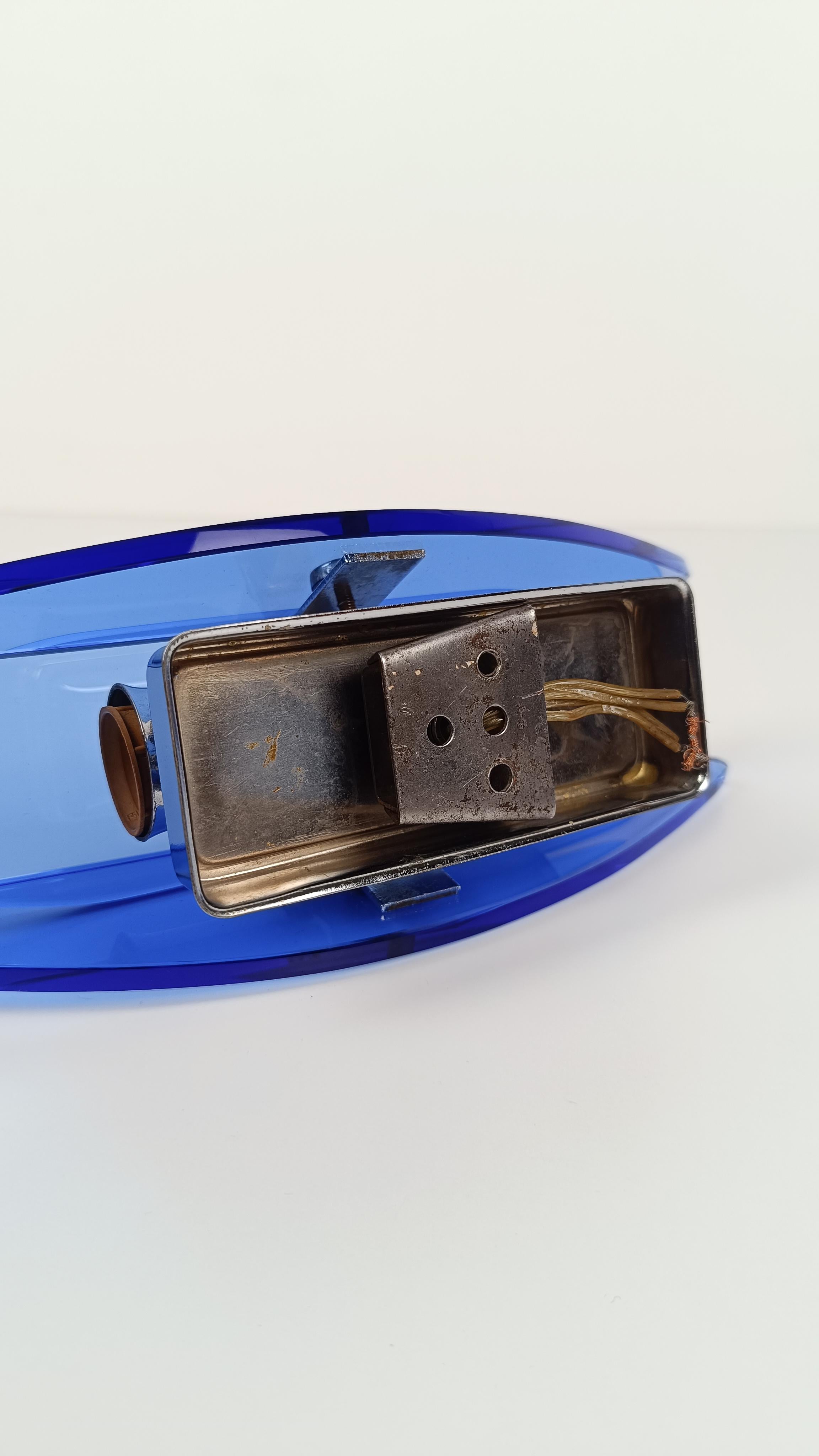Biseauté Attribuable à la paire d'appliques VECA en chrome et verre biseauté bleu Italie, années 70 en vente