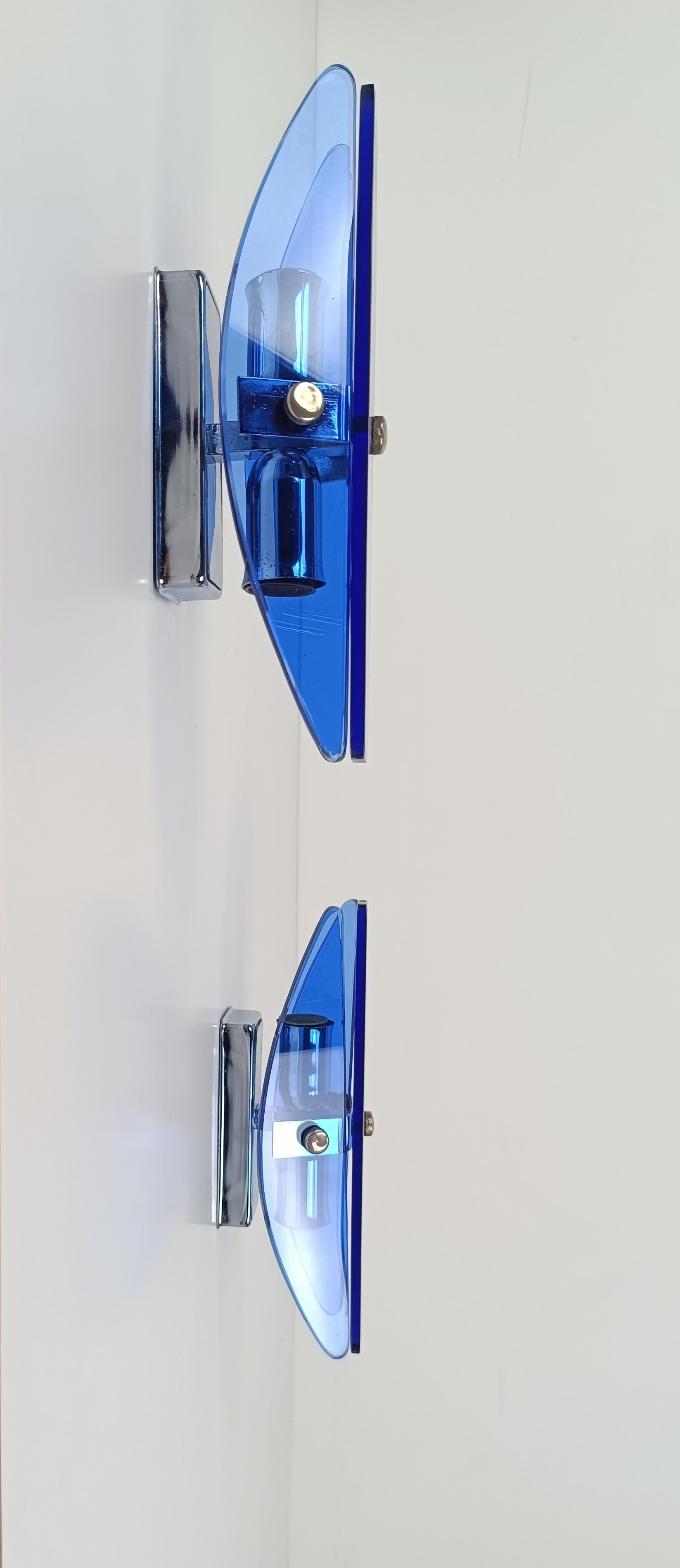 20ième siècle Attribuable à la paire d'appliques VECA en chrome et verre biseauté bleu Italie, années 70 en vente