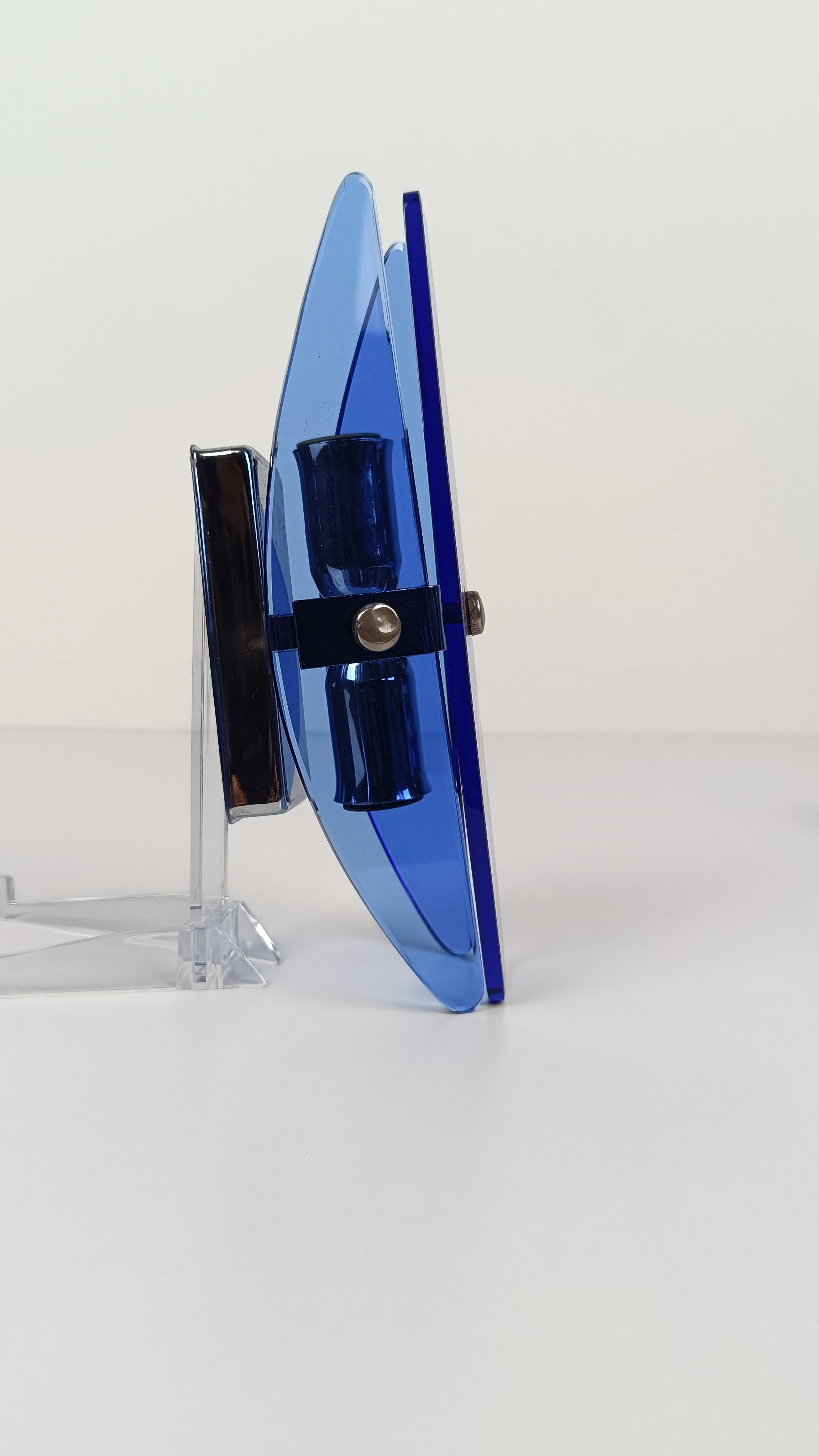 Verre Attribuable à la paire d'appliques VECA en chrome et verre biseauté bleu Italie, années 70 en vente