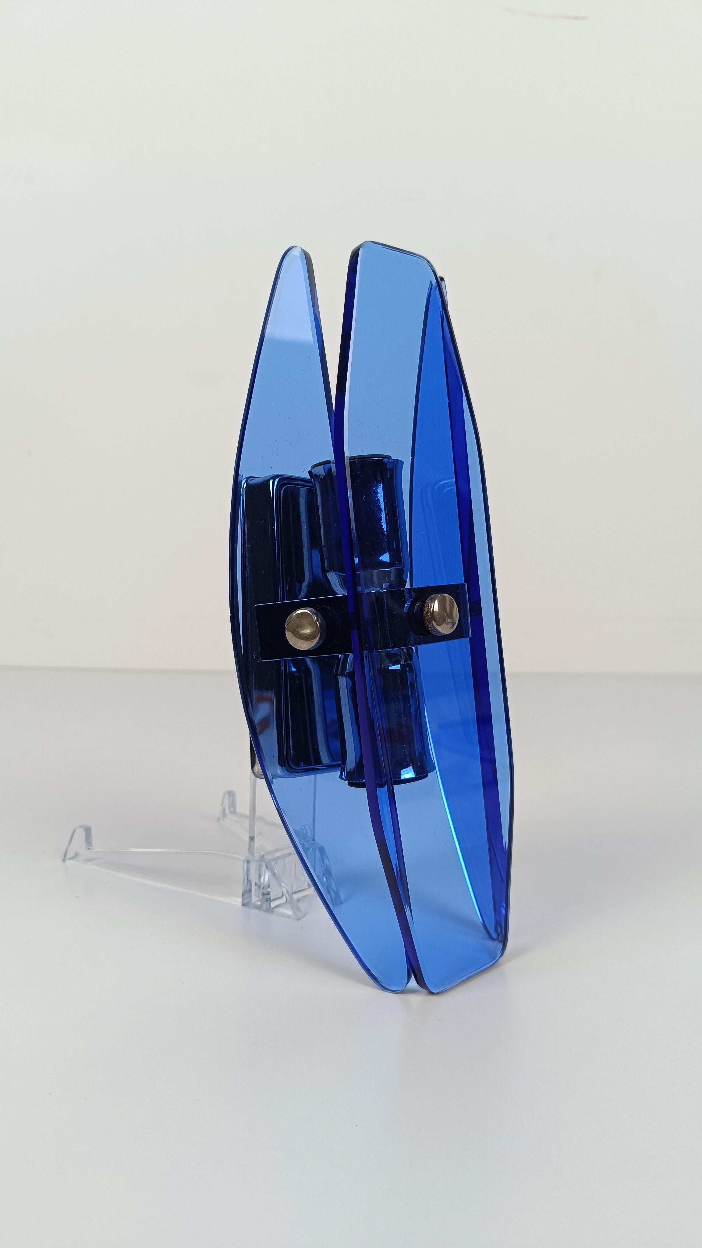 Attribuable à la paire d'appliques VECA en chrome et verre biseauté bleu Italie, années 70 en vente 1