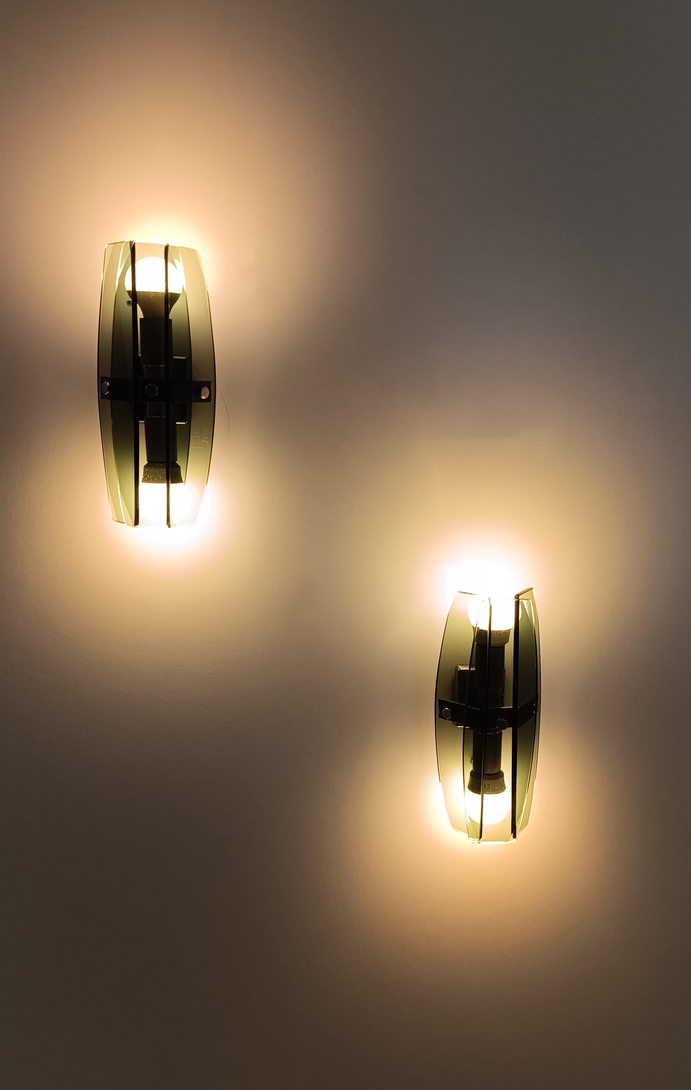 Attribuable à la paire d'appliques VECA en chrome et verre vert fumé, années 70 en vente 2