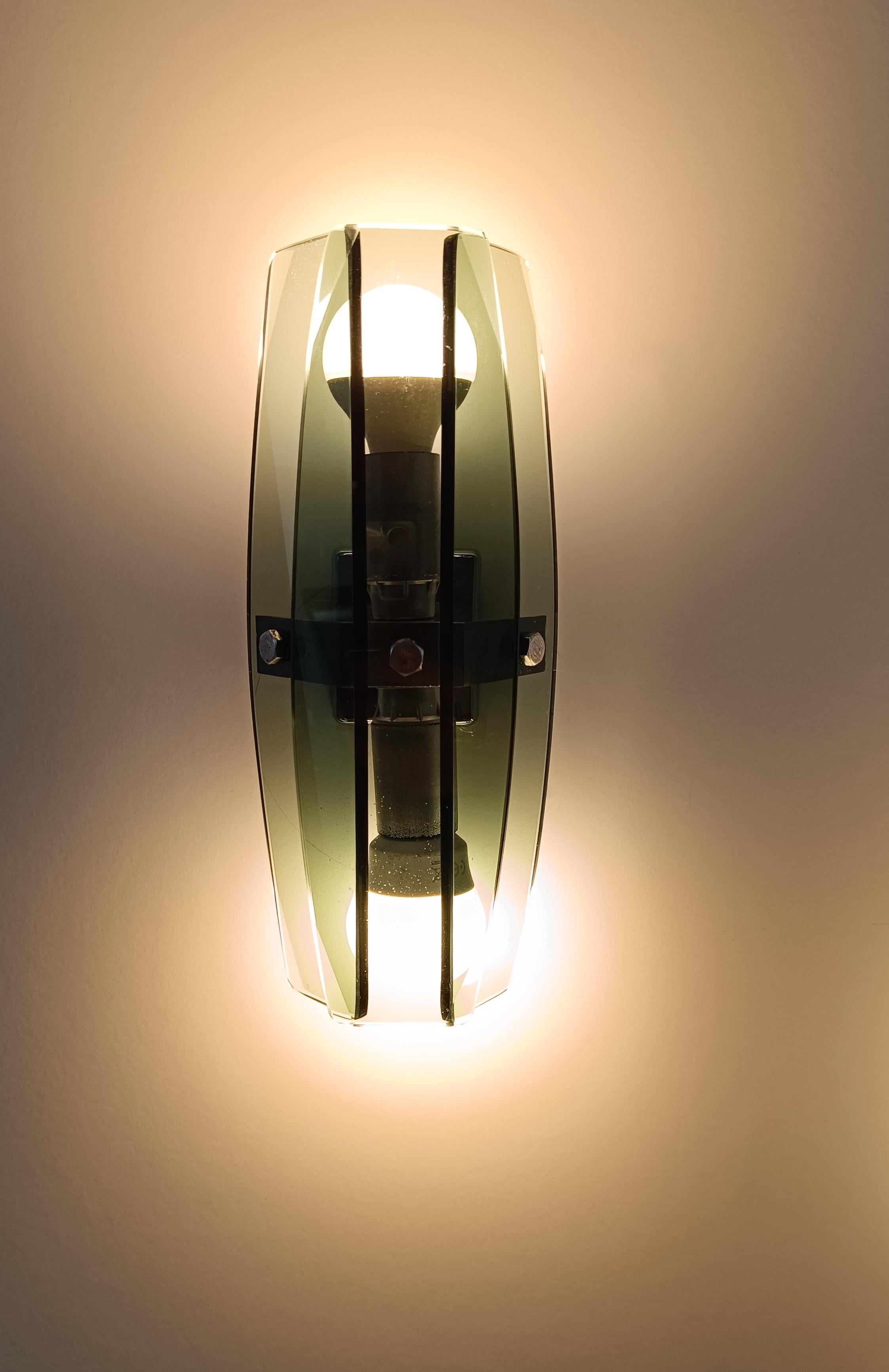 Attribuable à la paire d'appliques VECA en chrome et verre vert fumé, années 70 en vente 3