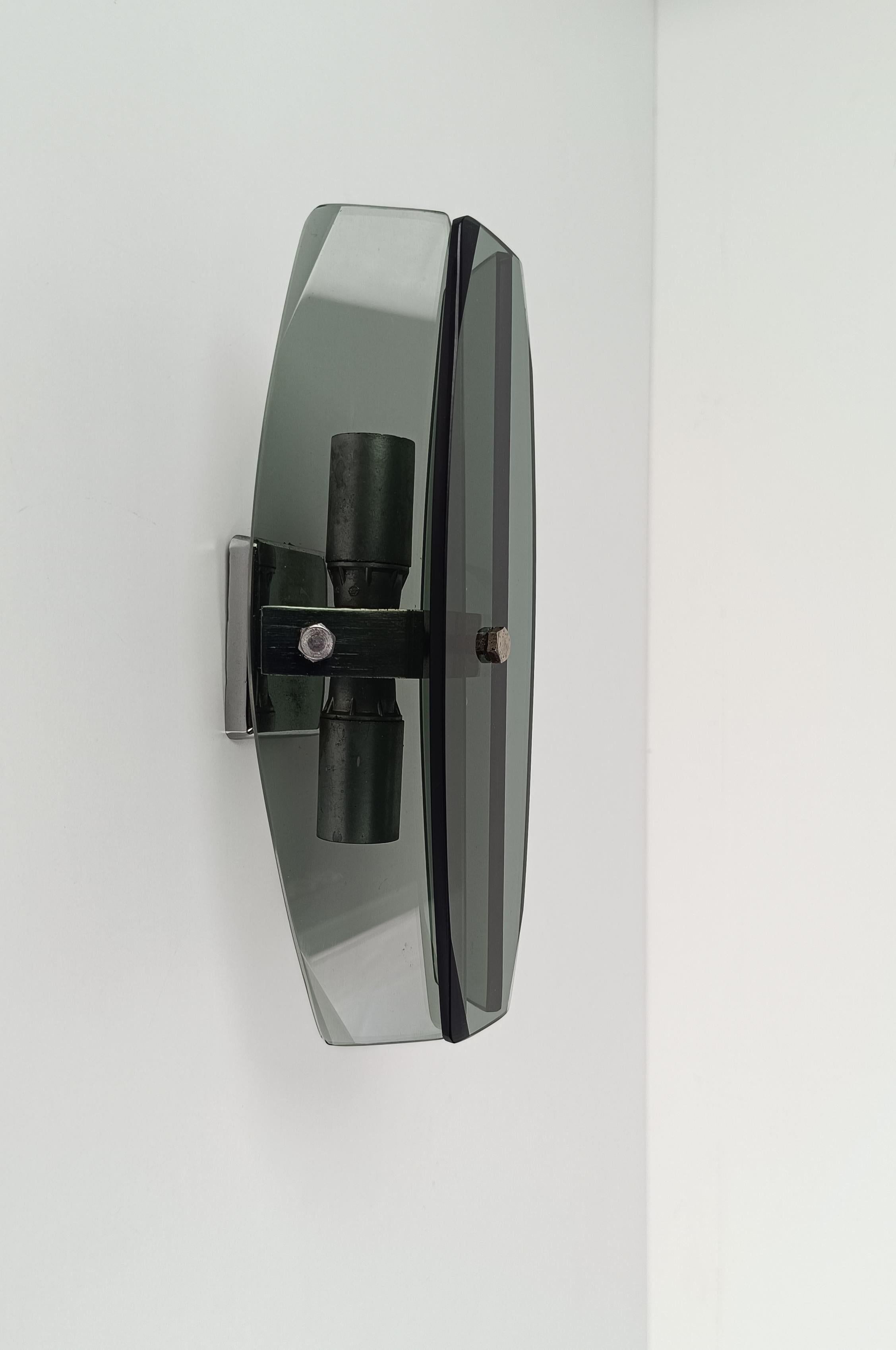 Verre Attribuable à la paire d'appliques VECA en chrome et verre vert fumé, années 70 en vente