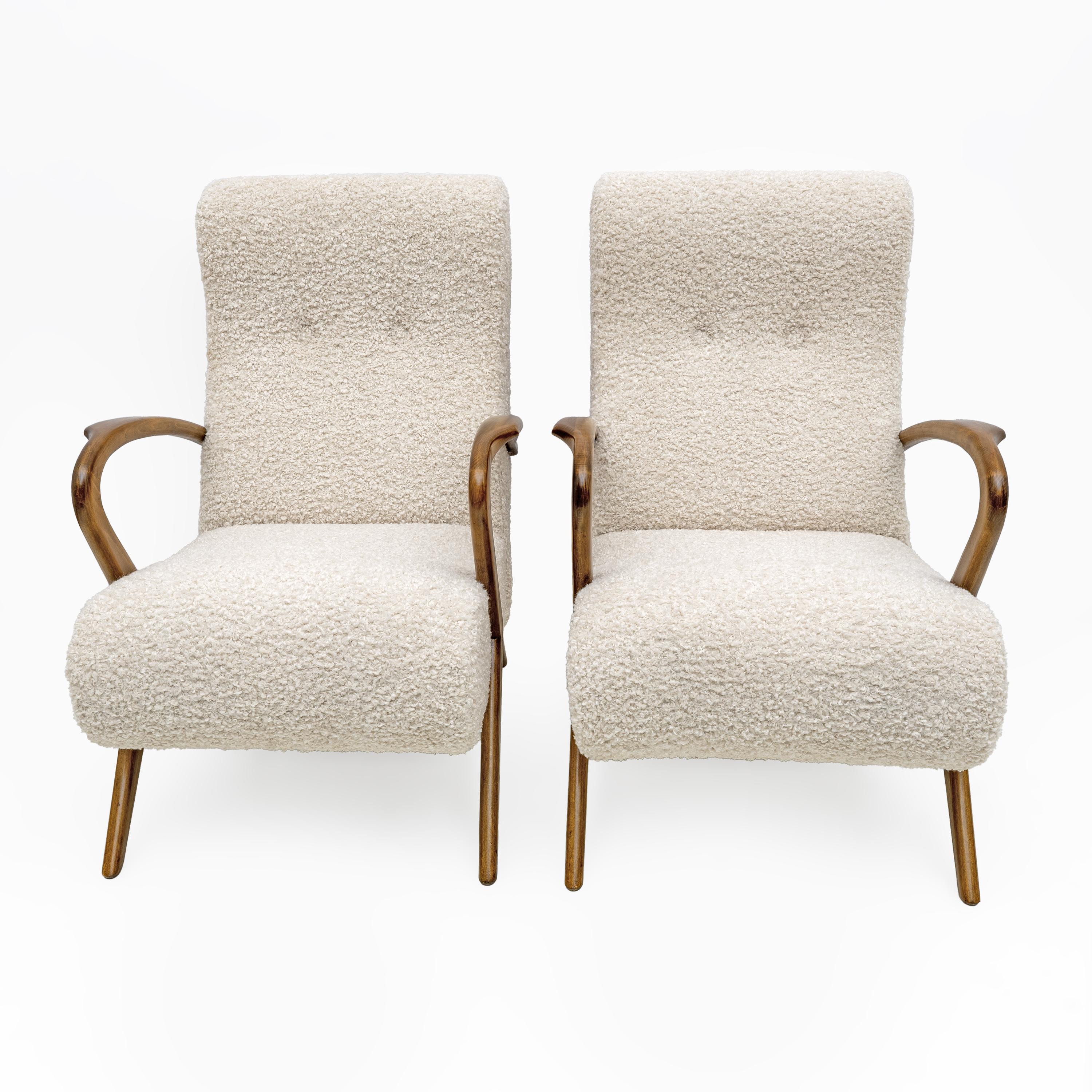 Cette paire de fauteuils italiens capture l'essence du design moderne du milieu du XXe siècle, attribué à Paolo Buffa. Fabriqués autour des années 1950, ces fauteuils se distinguent par leur élégance et leur raffinement. Les fauteuils ont été