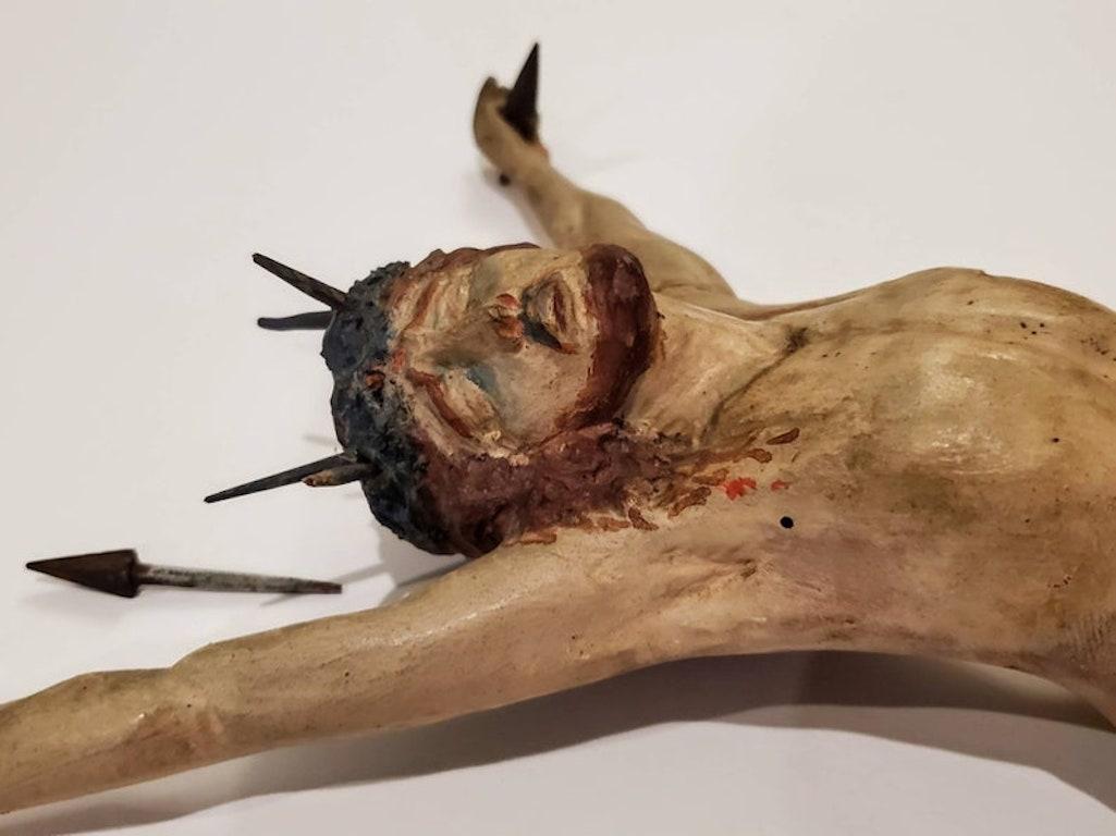 Skulptur eines gekreuzten Christus aus dem spanischen Barock des 18. Jahrhunderts im Angebot 3