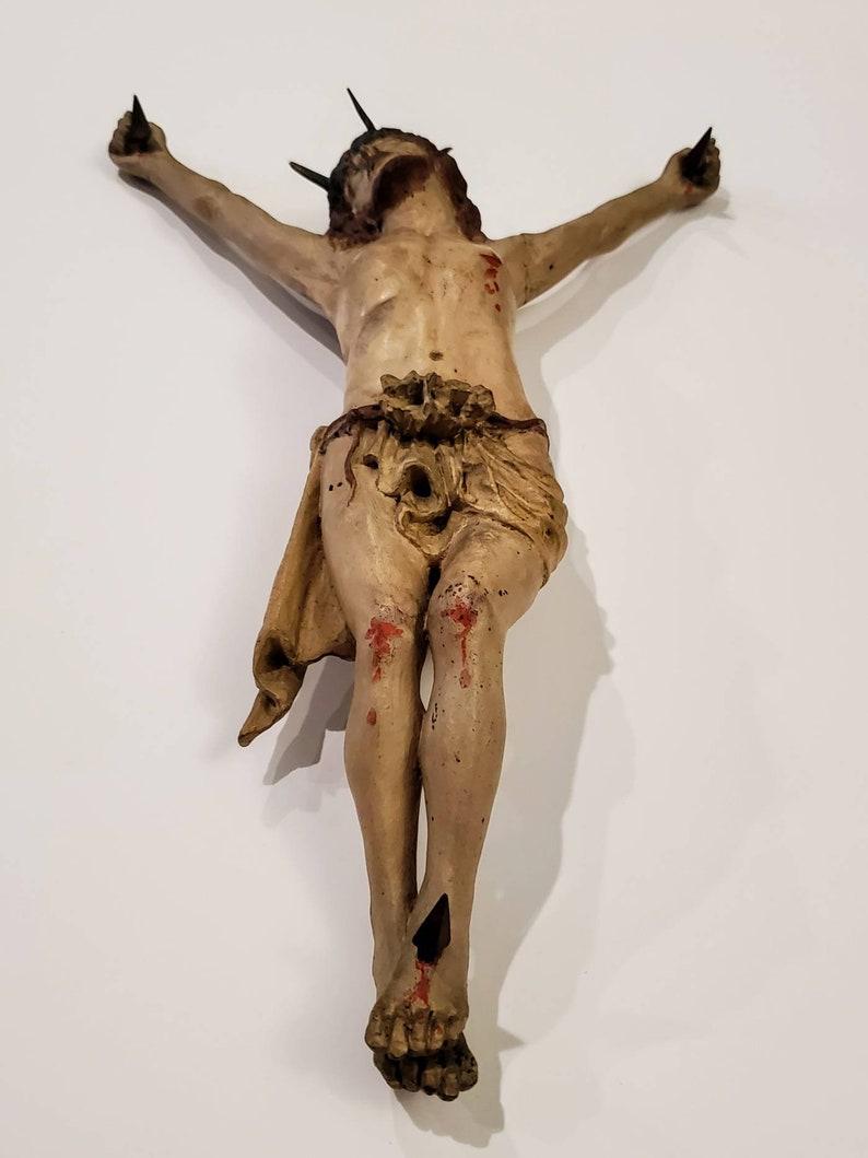 Skulptur eines gekreuzten Christus aus dem spanischen Barock des 18. Jahrhunderts (Handgeschnitzt) im Angebot