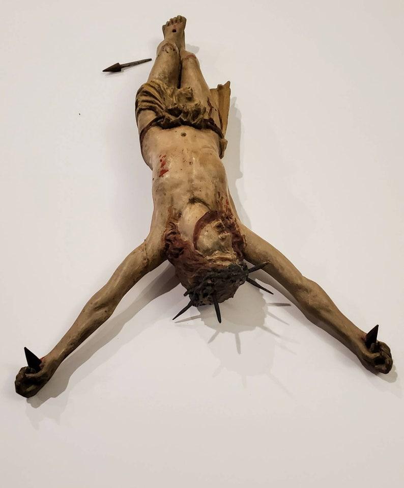 Skulptur eines gekreuzten Christus aus dem spanischen Barock des 18. Jahrhunderts im Angebot 2