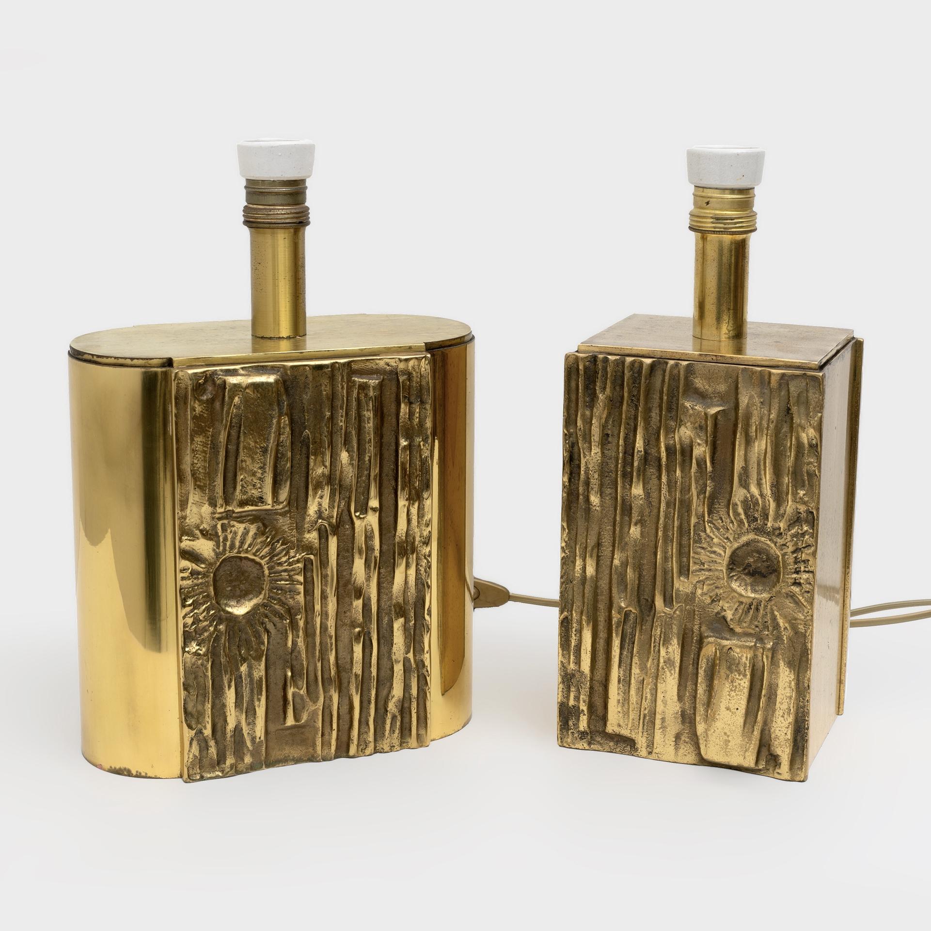 Magnifique paire de lampes de table sculpturales, fabriquées en laiton massif moulé et ciselé au marteau.
Fabriqué en laiton de haute qualité dans une belle couleur dorée.
Ces lampes sont attribuées au designer italien Angelo Brotto, pour l'une de
