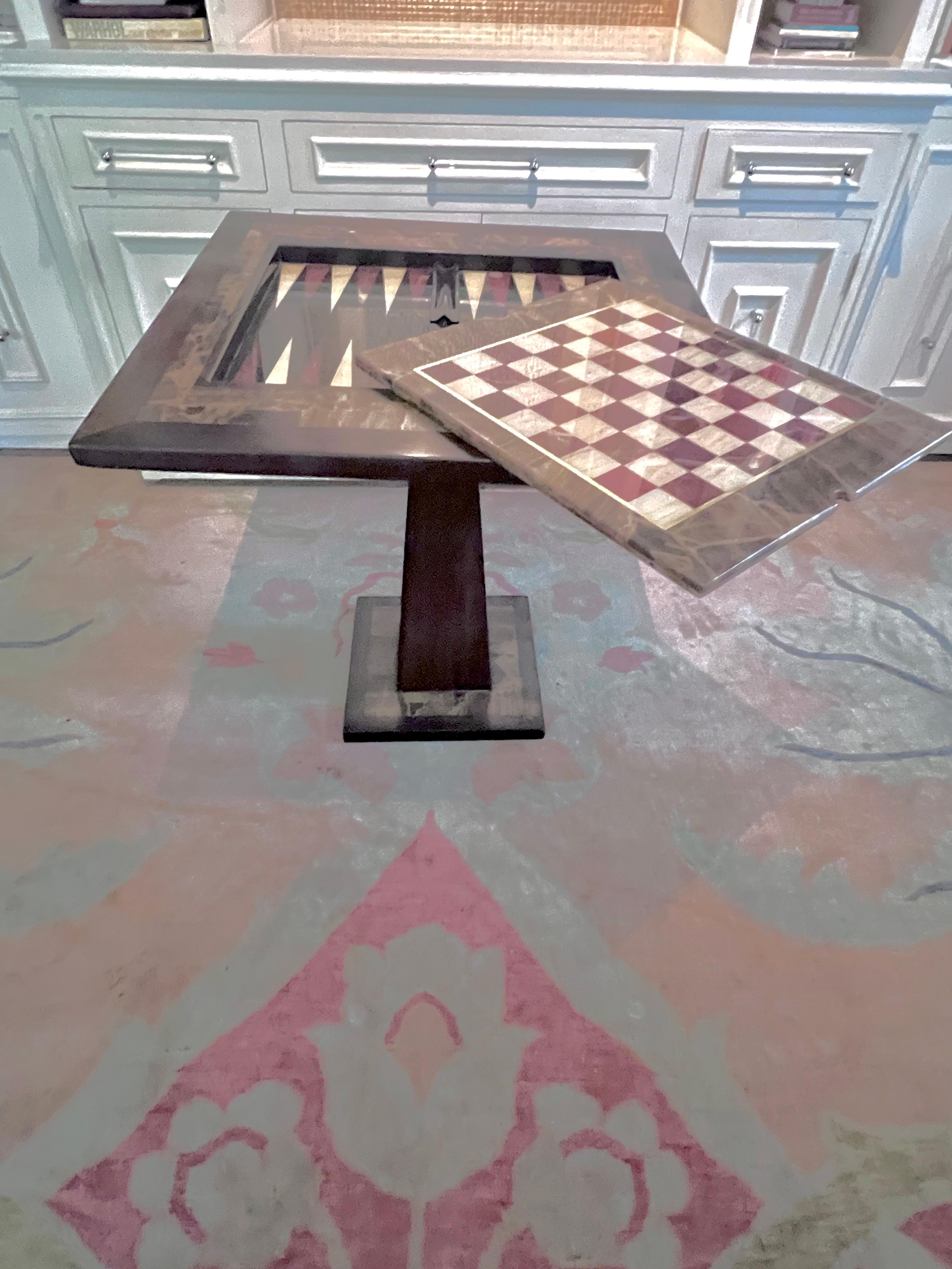 Arturo Pani zugeschriebener Onyx-Spieltisch aus Nussbaumholz mit Schachbrettern und Backgammon (Handgefertigt) im Angebot