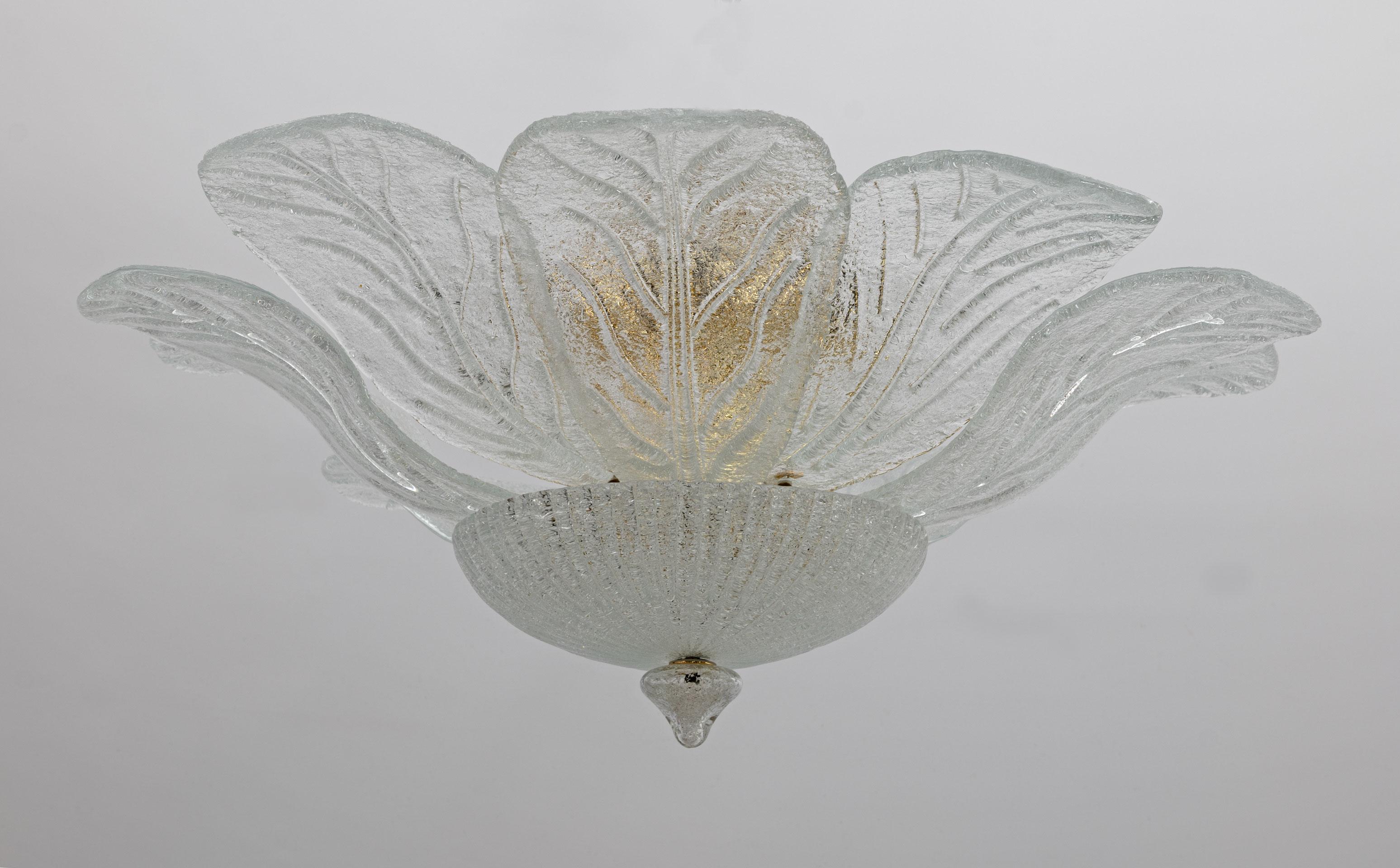 Murano artistic glass ceiling light attributed to Barovier & Toso. The ceiling light is made up of 10 acanthus leaves in grit glass, the structure is in brass, equipped with 6 lamp holders, for bulbs with E 27 or E26 socket for the USA. This beauty