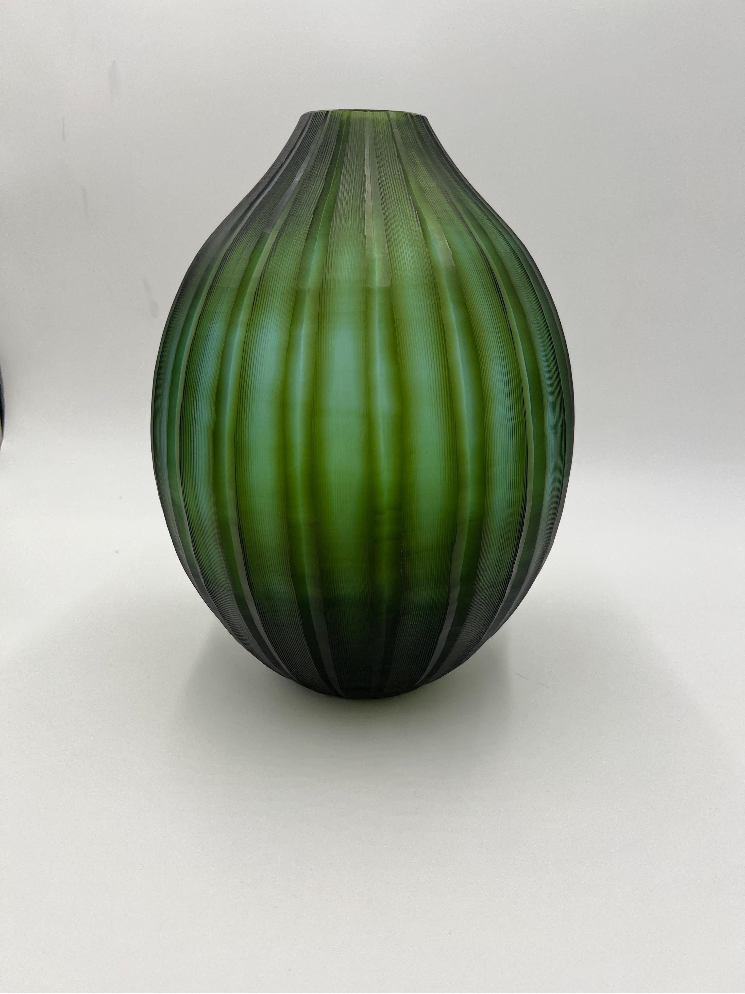 20ième siècle Vase en verre d'art sculpté de Murano attribué à Carlo Scarpa pour Venini en vente