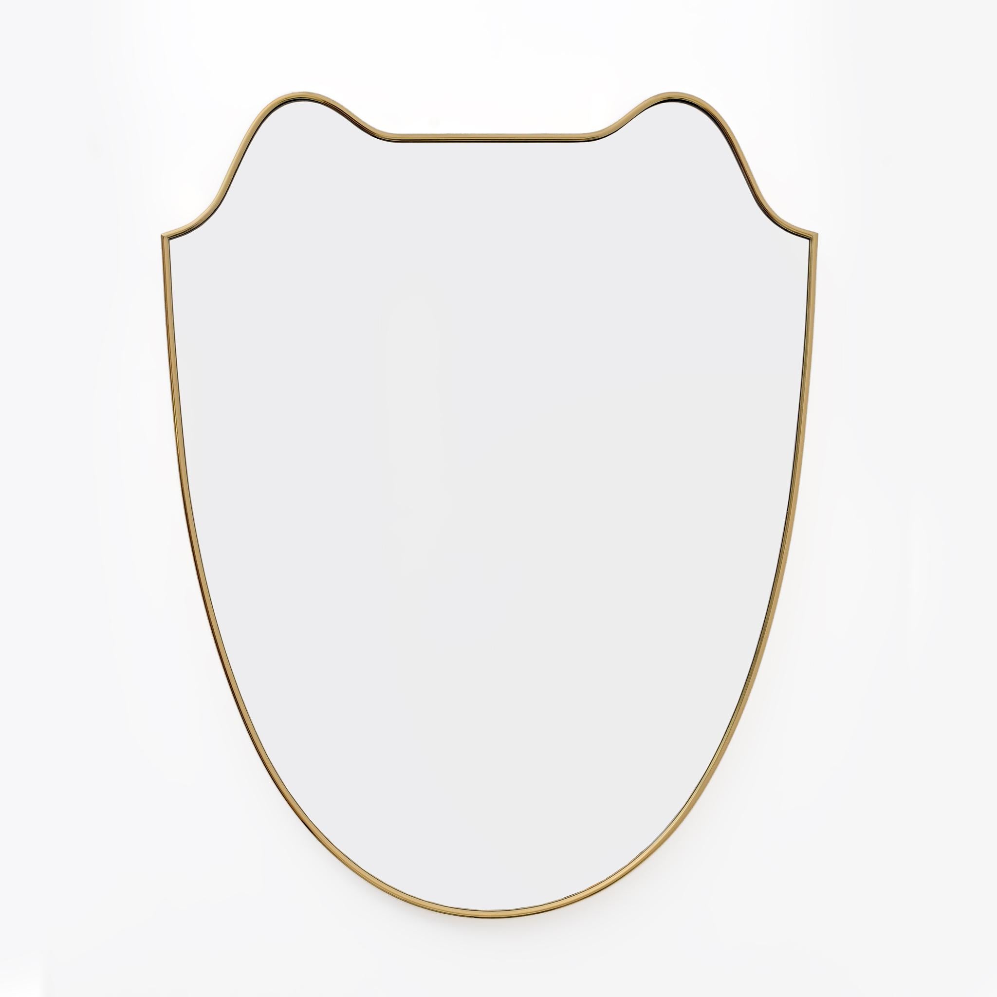 Miroir italien avec cadre en laiton attribué à Gio Ponti. La forme classique incarne le design moderniste italien. La structure en laiton supporte le miroir d'origine en excellent état, le laiton a été poli, le support est en bois. Ce miroir a été