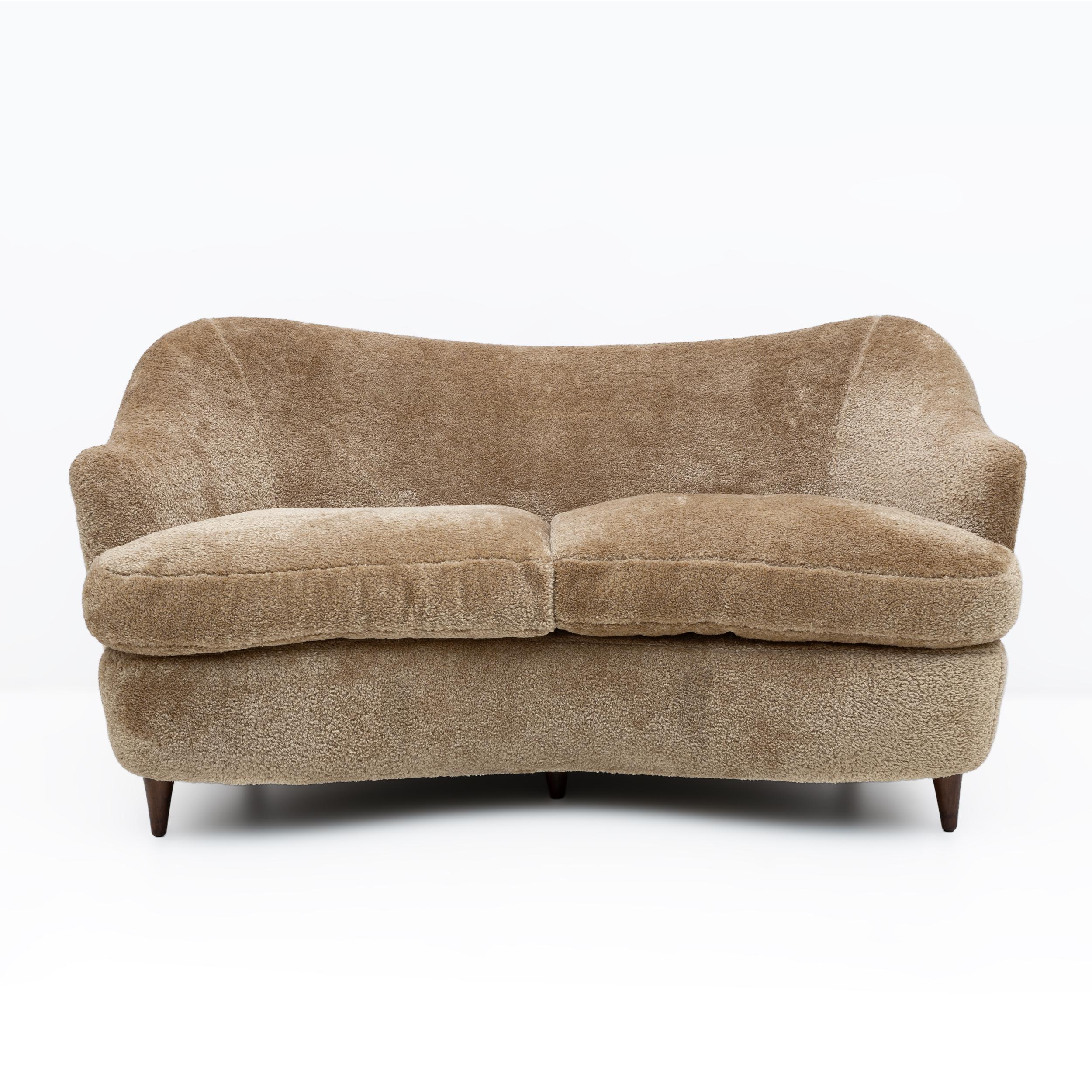 Mid-century two-seater sofa, collectible, attributed to Gio Ponti for the Casa e Giardino factory in the late 1930s. The upholstery has been redone in fur-effect bouclé fabric, the frame and padding are all original from the period, including the