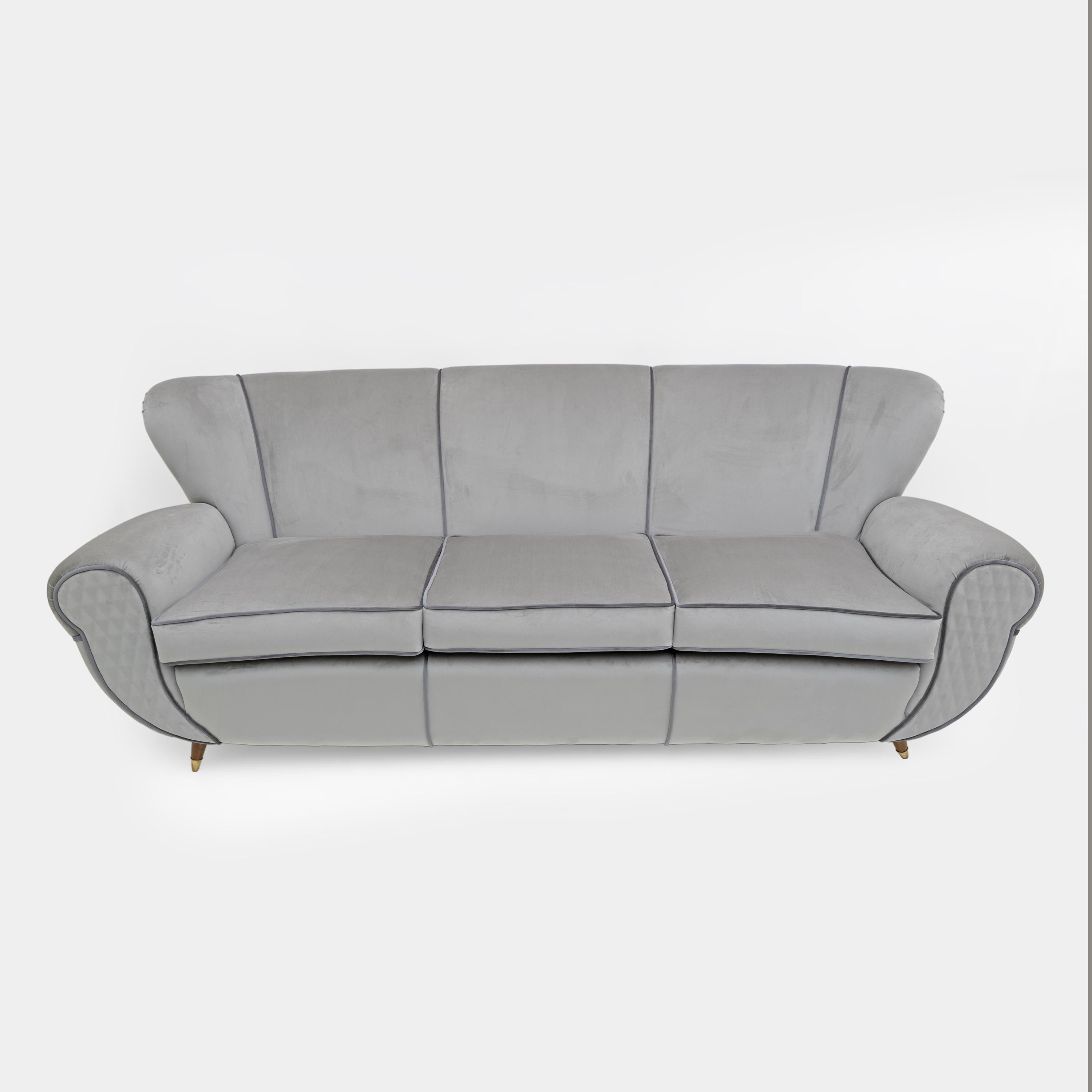Italienisches skulpturales Sofa, entworfen von Guglielmo Ulrich, sehr bequem. Kürzlich mit hellgrauem Samt gepolstert und mit einer dunkelgrauen Paspel aus demselben Stoff versehen, um die geschwungenen Formen zu akzentuieren. Die spitz zulaufenden