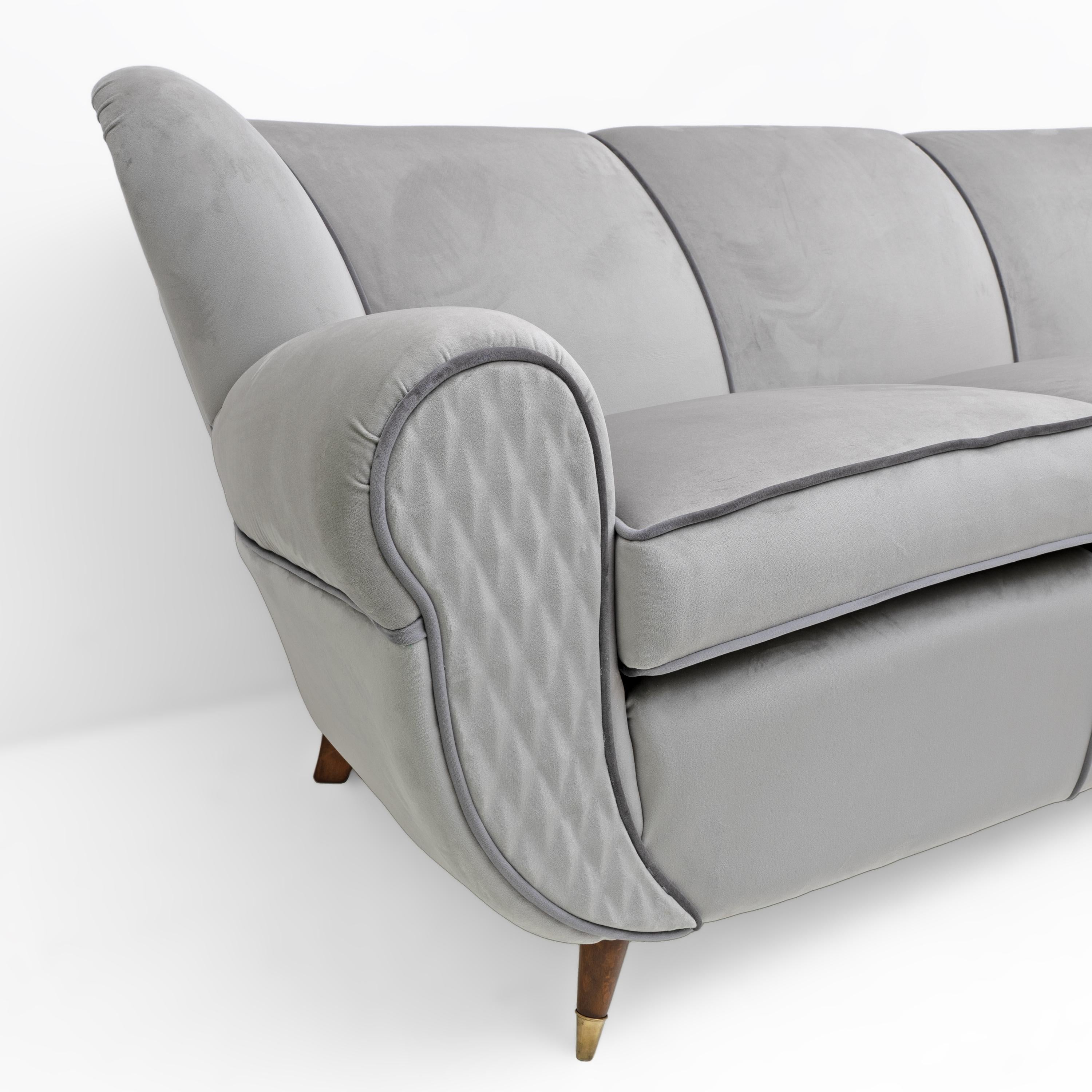 Guglielmo Ulrich zugeschriebenes italienisches Art-Deco-Samtsofa, 1940er Jahre (Italian) im Angebot