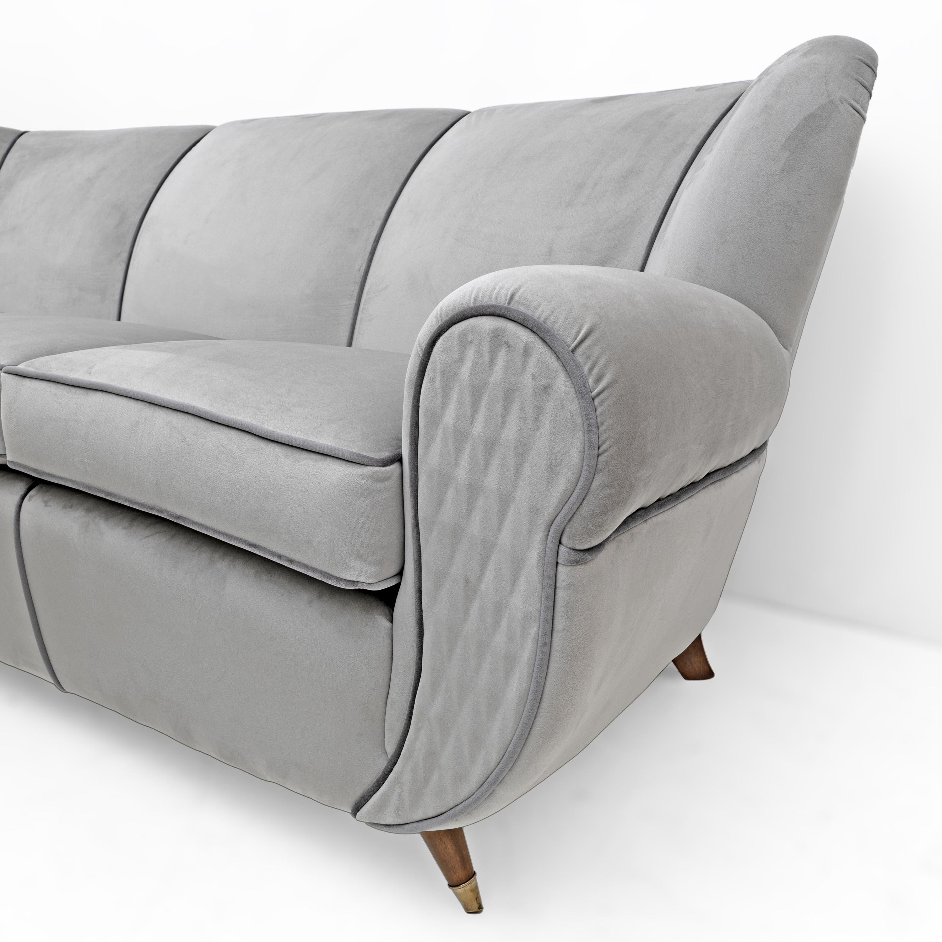 Guglielmo Ulrich zugeschriebenes italienisches Art-Deco-Samtsofa, 1940er Jahre (Mid-20th Century) im Angebot