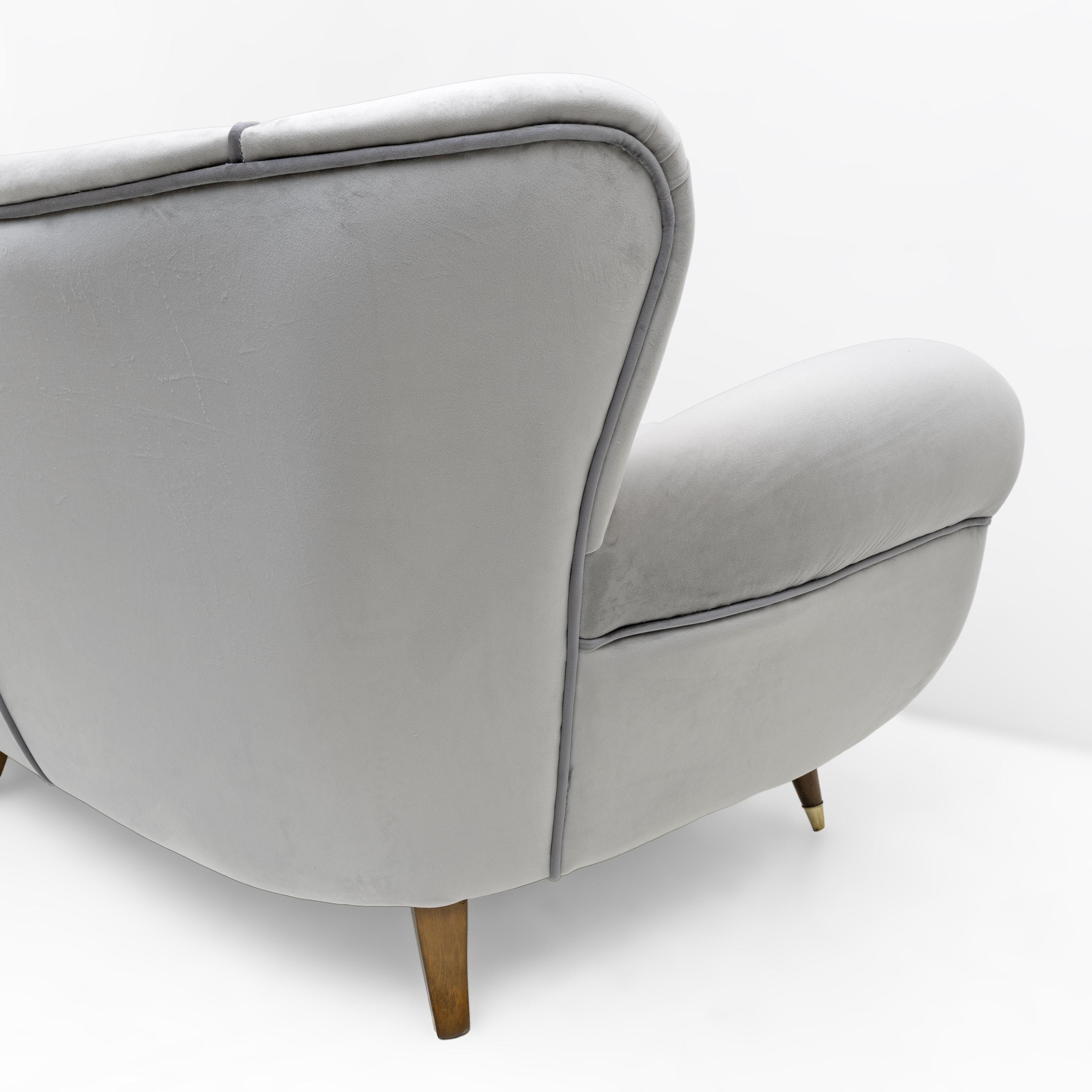 Guglielmo Ulrich zugeschriebenes italienisches Art-Deco-Samtsofa, 1940er Jahre im Angebot 1