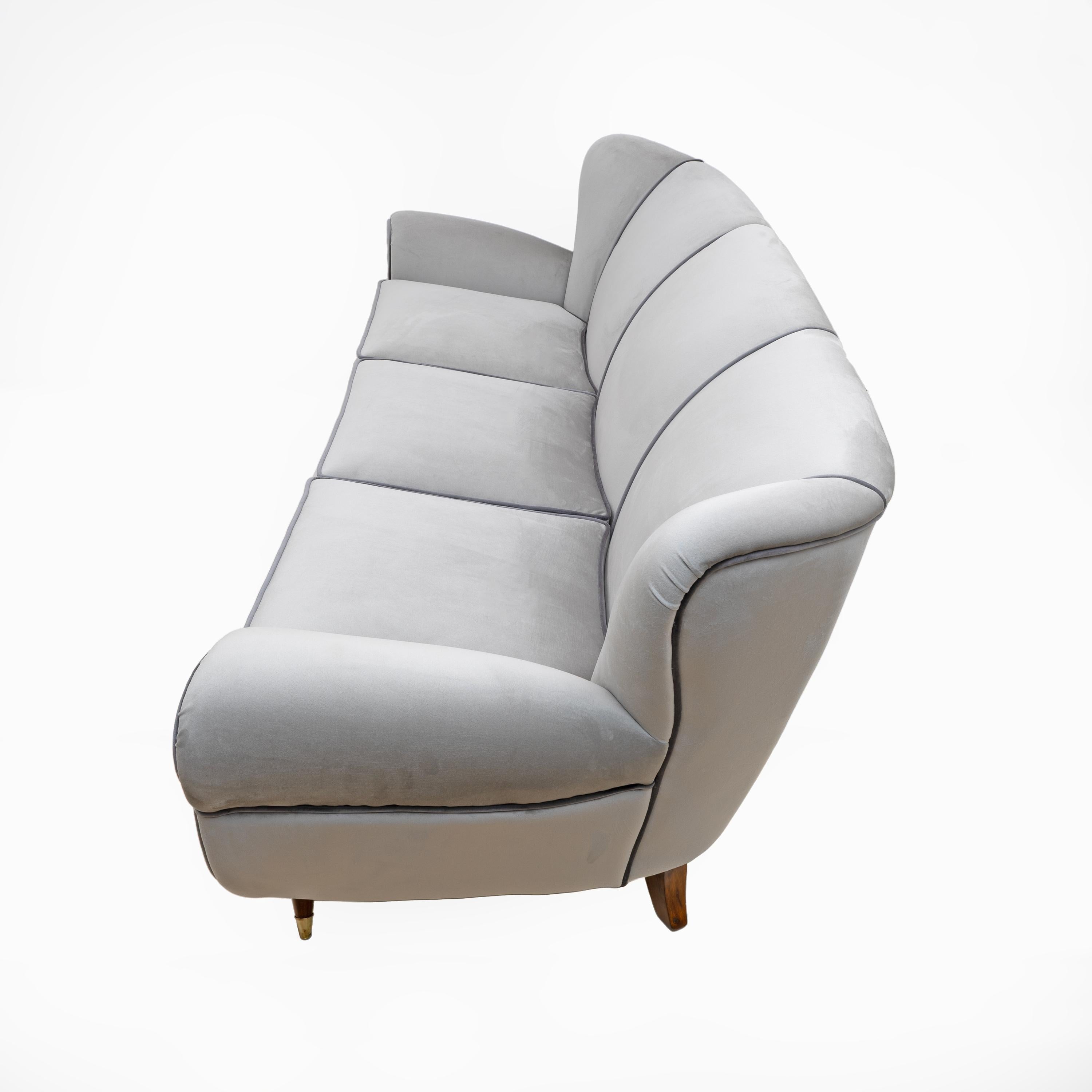 Guglielmo Ulrich zugeschriebenes italienisches Art-Deco-Samtsofa, 1940er Jahre im Angebot 2