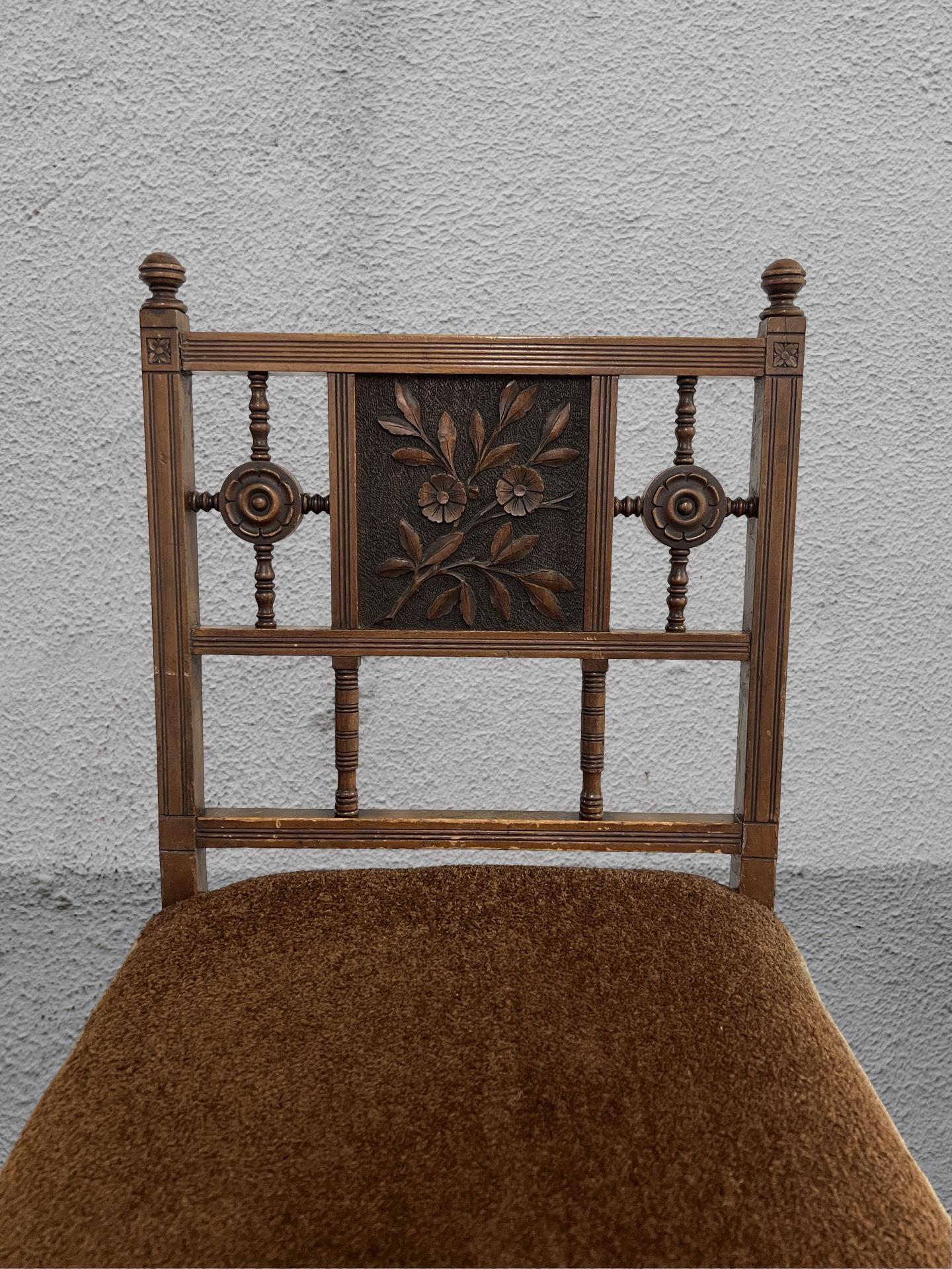 Mouvement esthétique Chaise à pantoufles sculptée, attribuée à Herter Brothers, Antiquité Aesthetic Movement   en vente