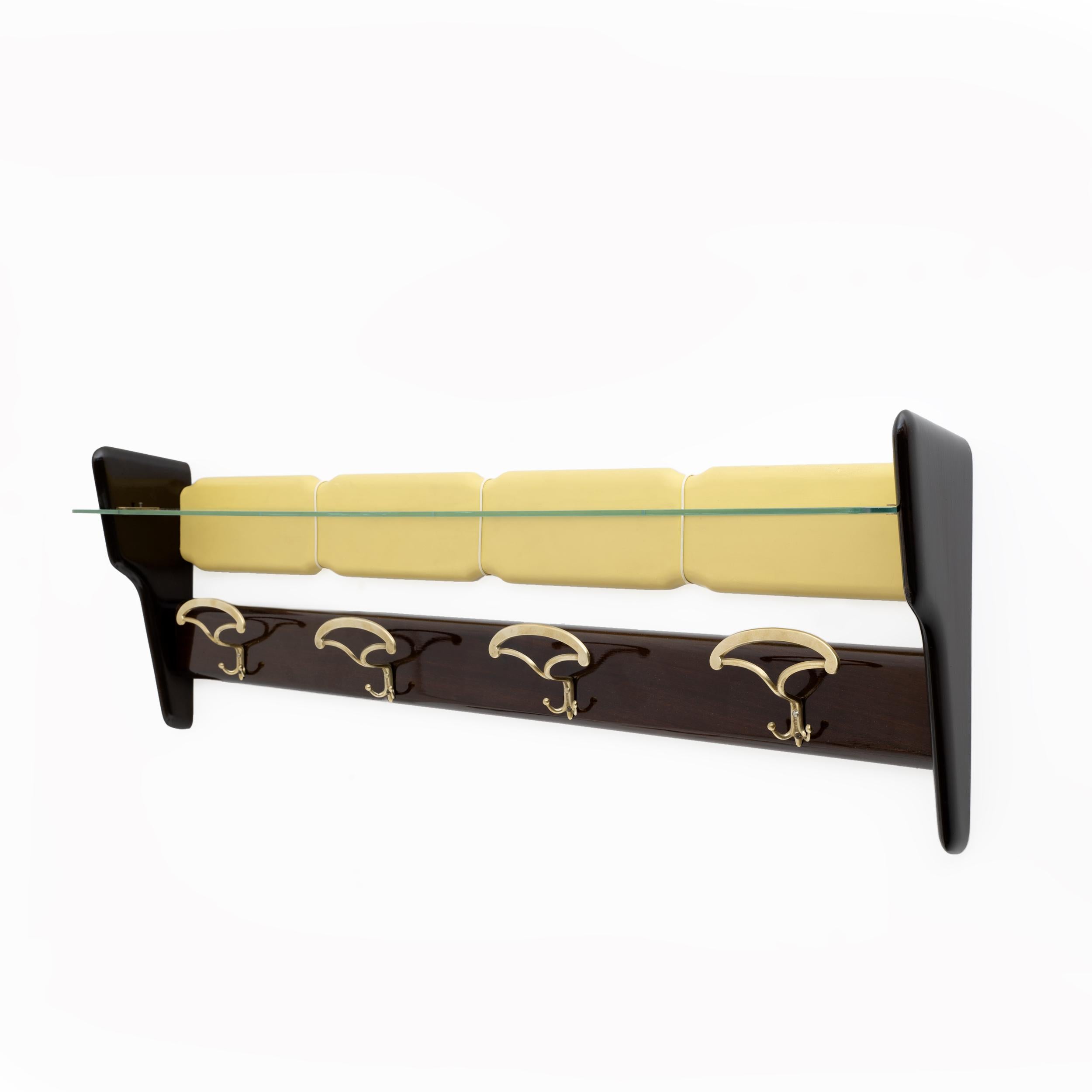 Appendiabiti da parete attribuito a Ico Parisi, design italiano degli anni '50. Wood con appendini in ottone, vetro e finta pelle. Piano in vetro, intatto e in buone condizioni, piccoli segni di invecchiamento.
