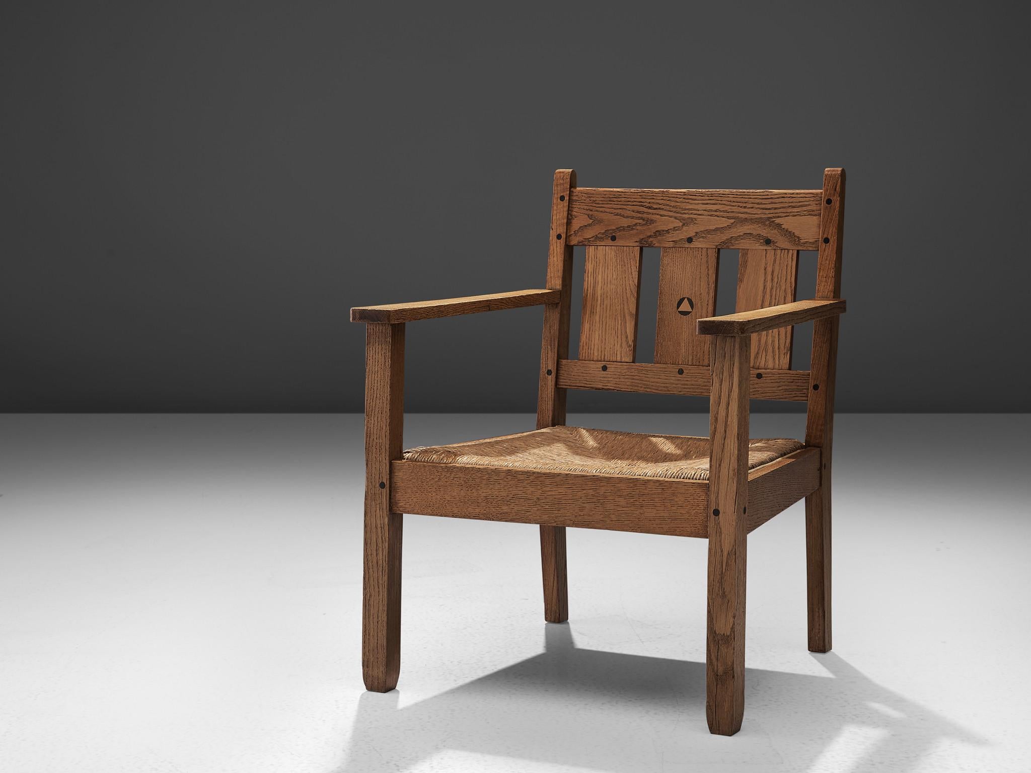 Sessel, Eiche, Seil, Niederlande, um 1910

Dieser frühe holländische Sessel aus Eichenholz ist ein Entwurf von 't Binnenhuis und wird Jac van den Bosch zugeschrieben. Der Stuhl ist stattlich, feierlich und nach den Prinzipien von 't Binnenhuis