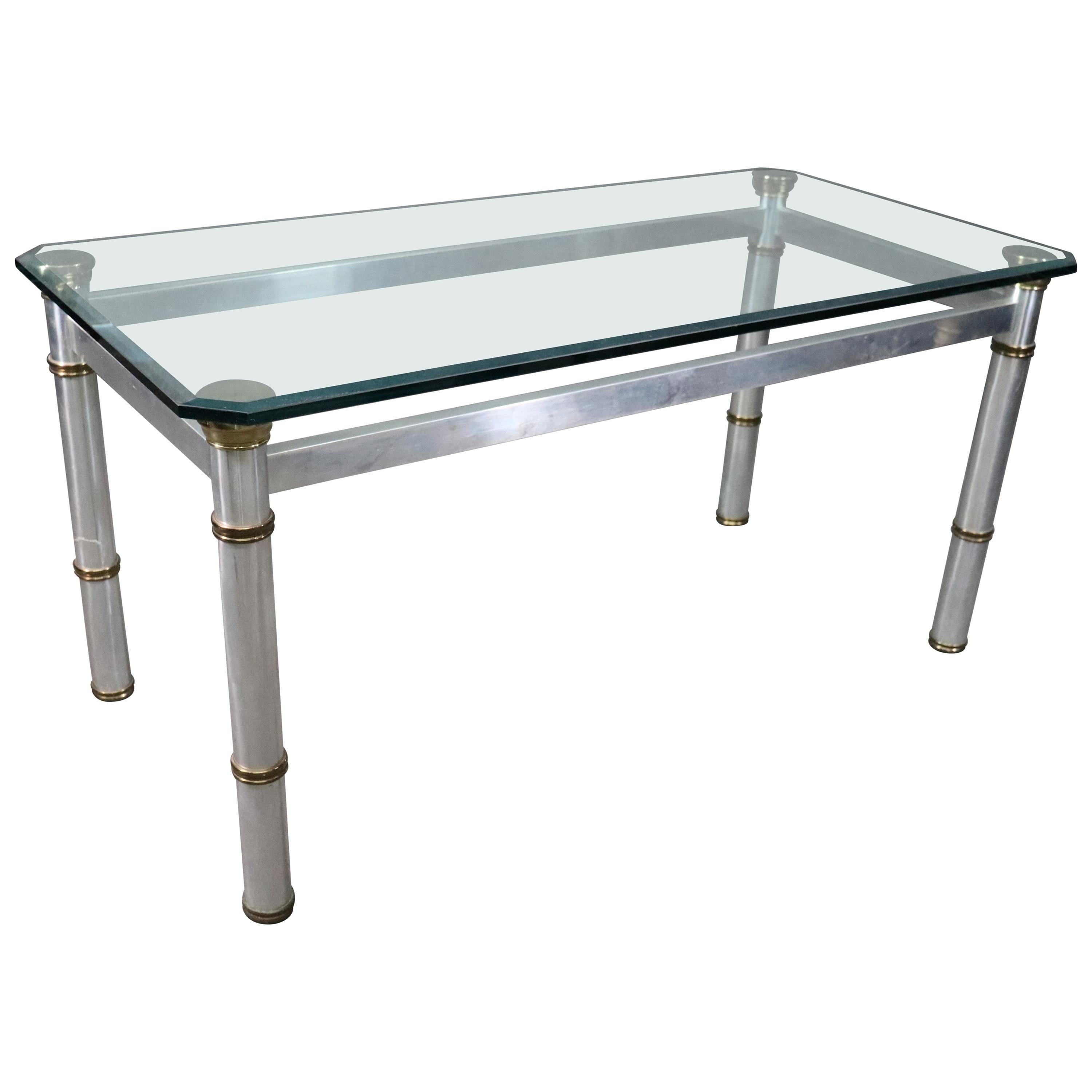 Table de salle à manger en métal, laiton et verre, avec plateau en verre biseauté, attribuée à John Vesey