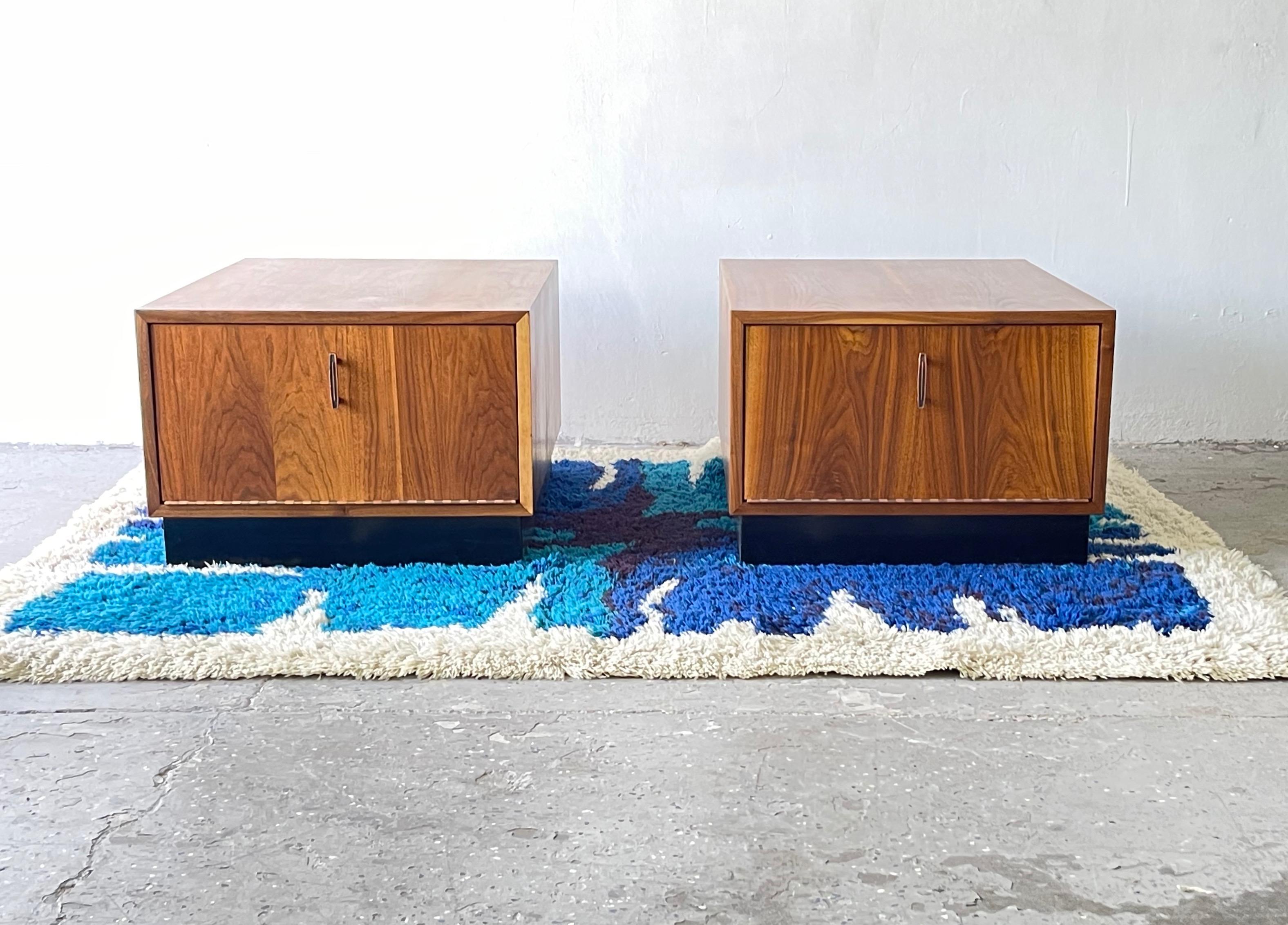 Very cool mid century walnut side tables l Mid-Century Modern rectangular / cube shape end tables cabinets, Attributed Adrian Pearsall For Craft Associates. Made from Walnut which show a beautiful wood grain. Door opens in the front for lots of