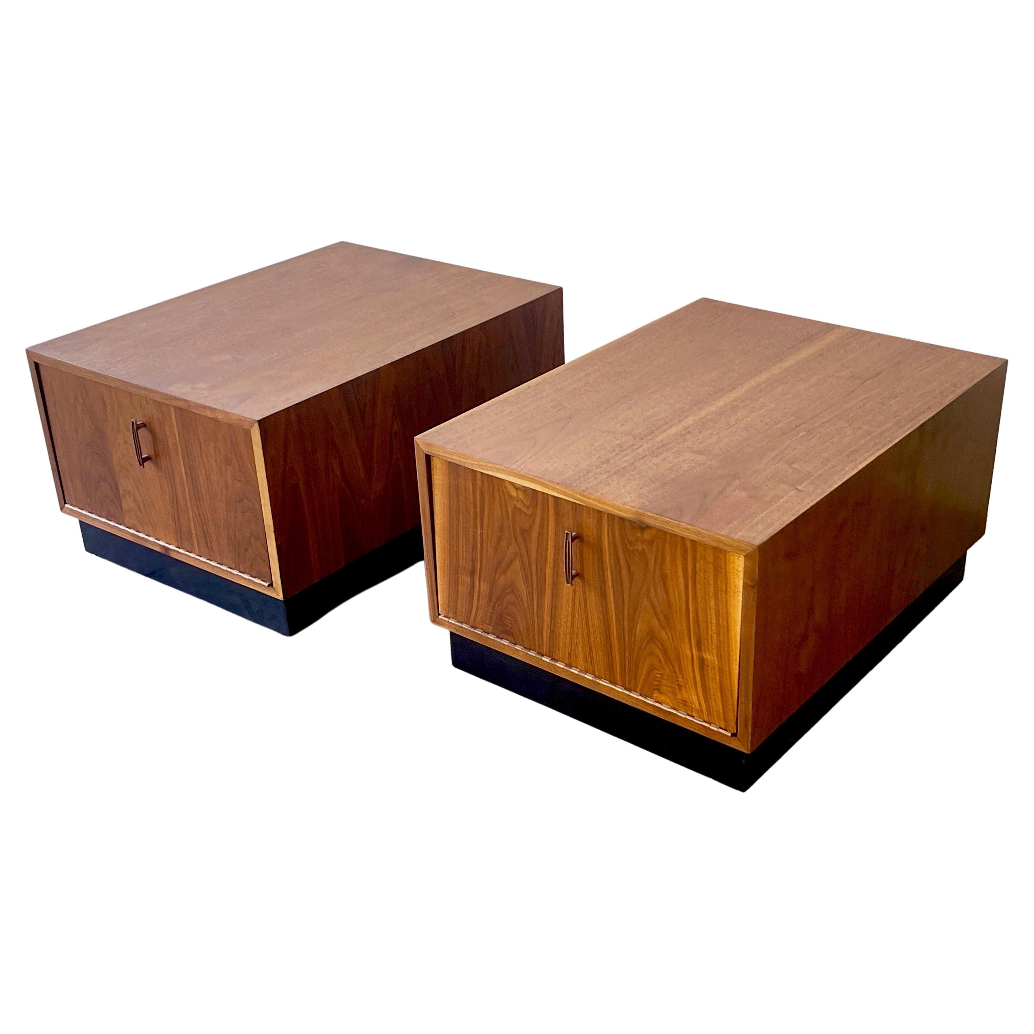 Attribué Pearsall Mid Century Walnut Side Cubed/ Rectangular Tables Cabinets