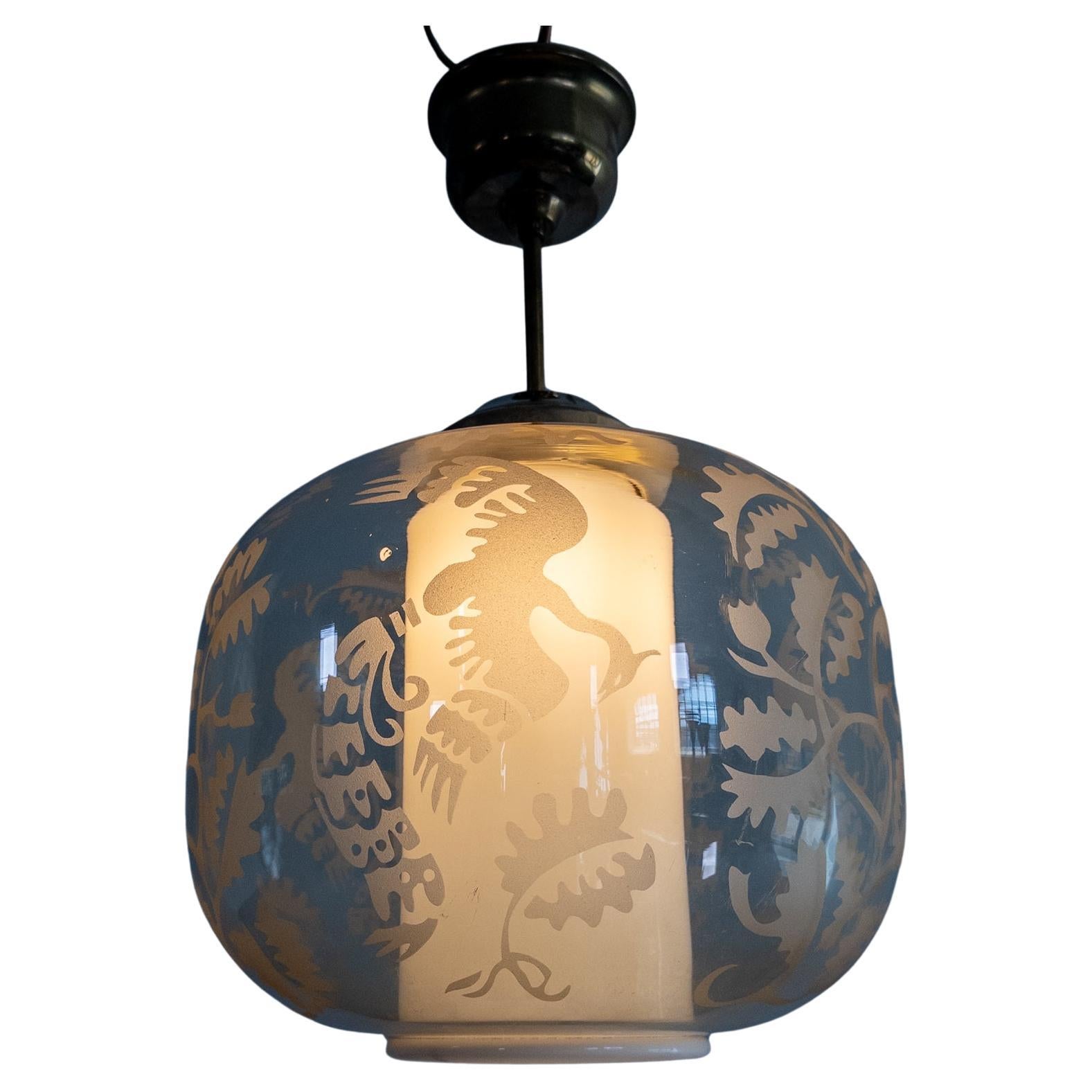 Atribuido a Arvid Böhlmarks Lampfabrik - Colgante de vidrio grabado "Pájaro y Roble en venta