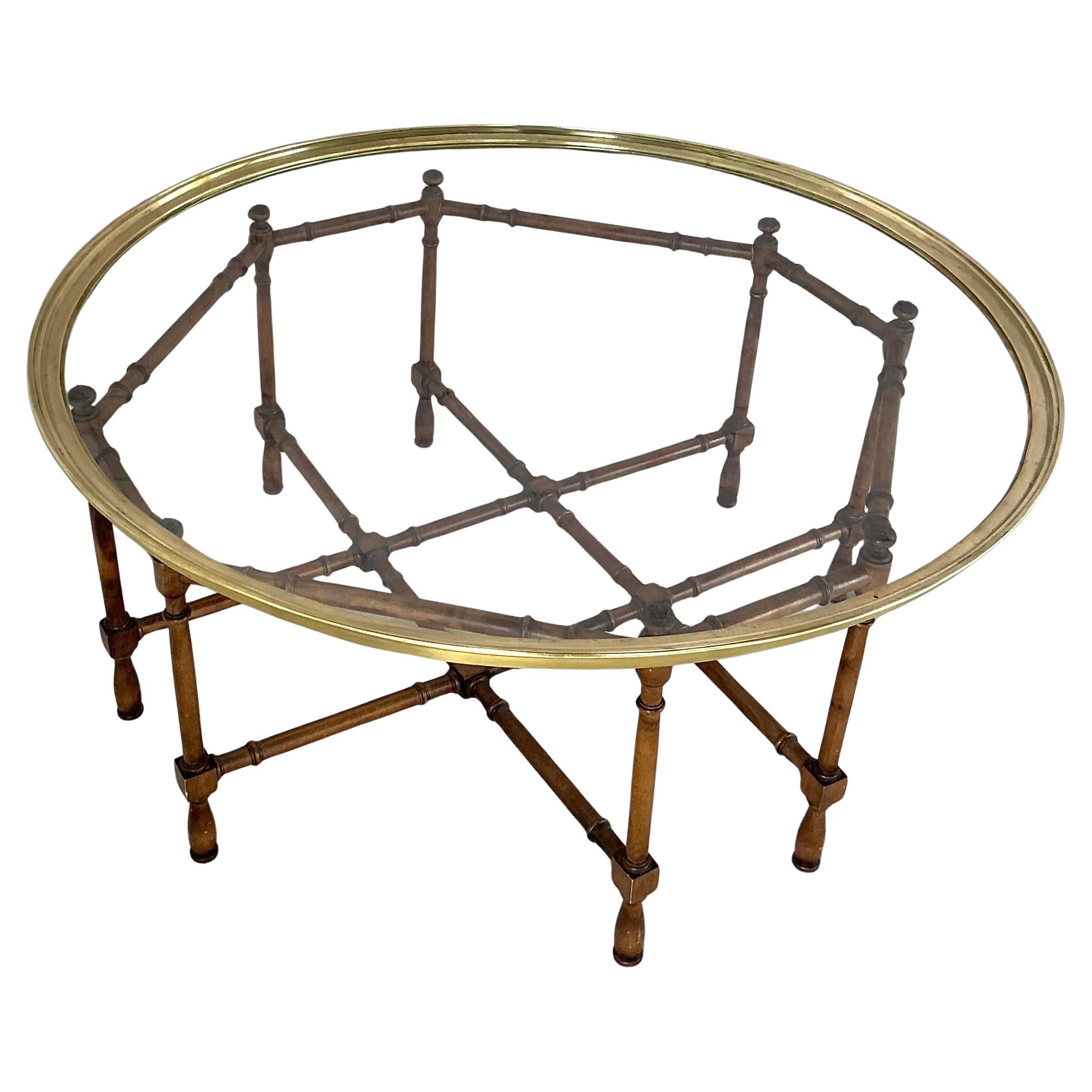 Table à cocktail octogonale en faux bambou et verre du milieu du 20e siècle, attribuée à Baker Furniture. La table est dotée d'un plateau en verre rond amovible de 37,5 pouces de diamètre avec une garniture en laiton, et le cadre inférieur est un