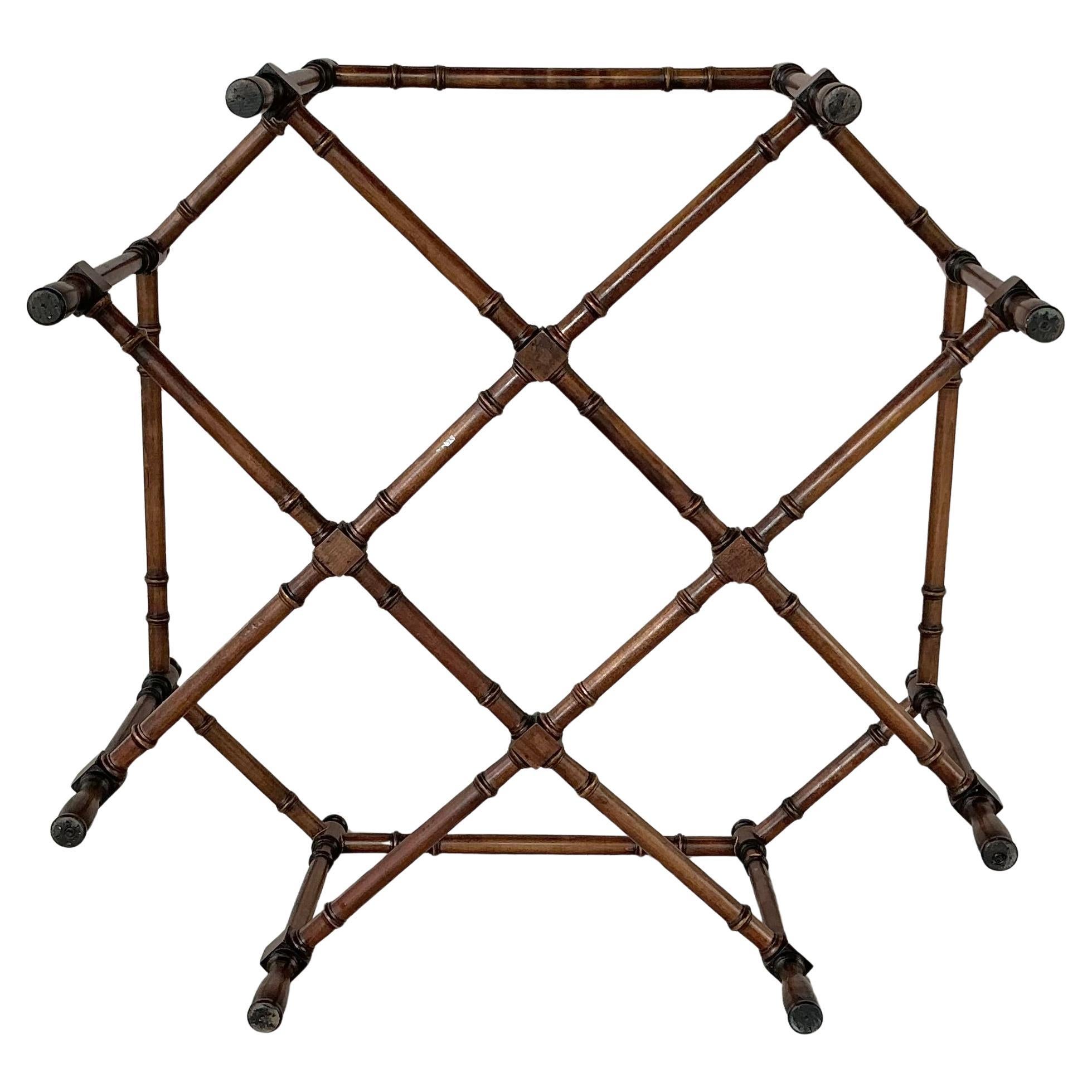 Américain Attribué à Baker Table cocktail octogonale en faux bambou, laiton et verre en vente