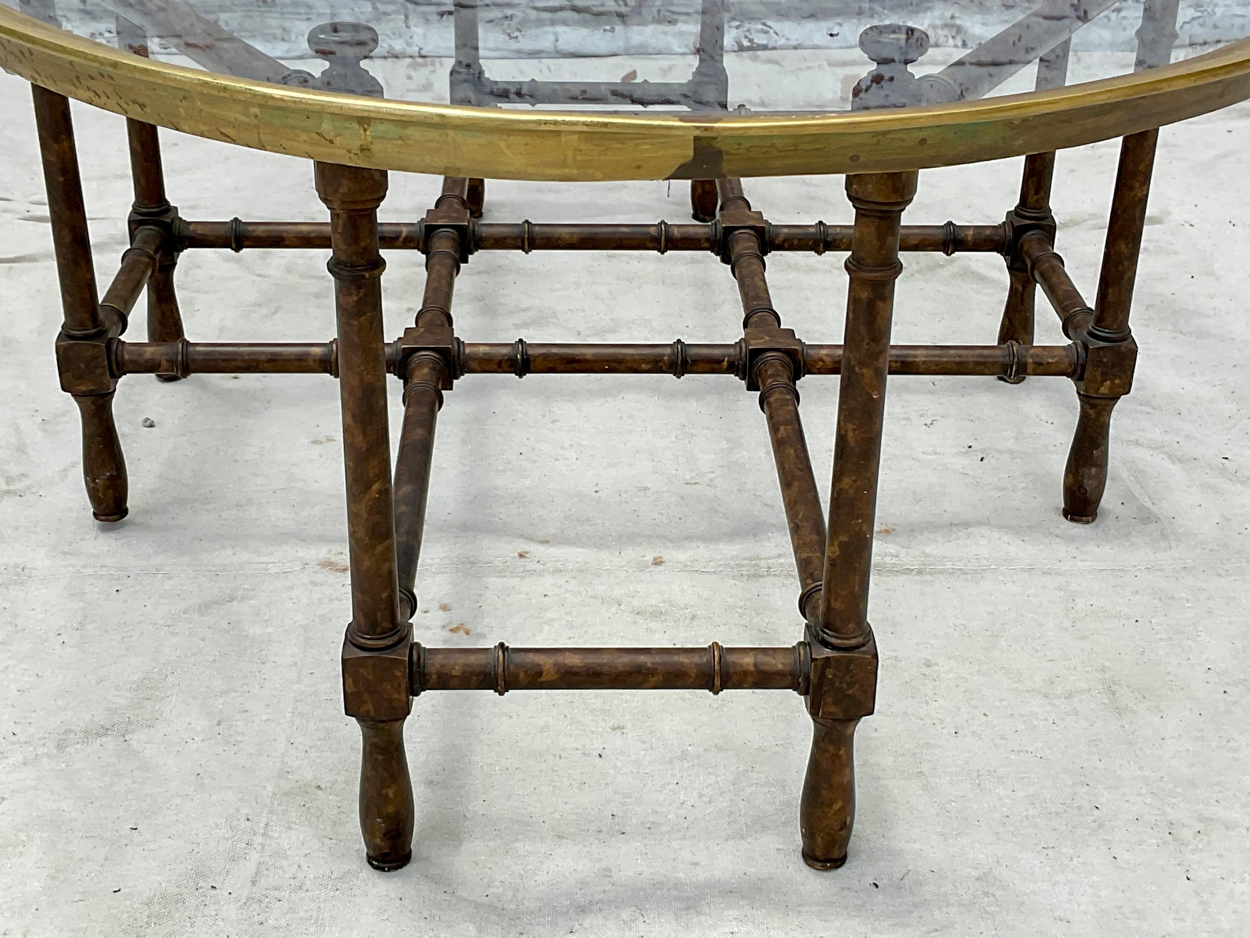 Attribué à Baker Table basse ovale à plateau de verre en faux bambou en vente 3