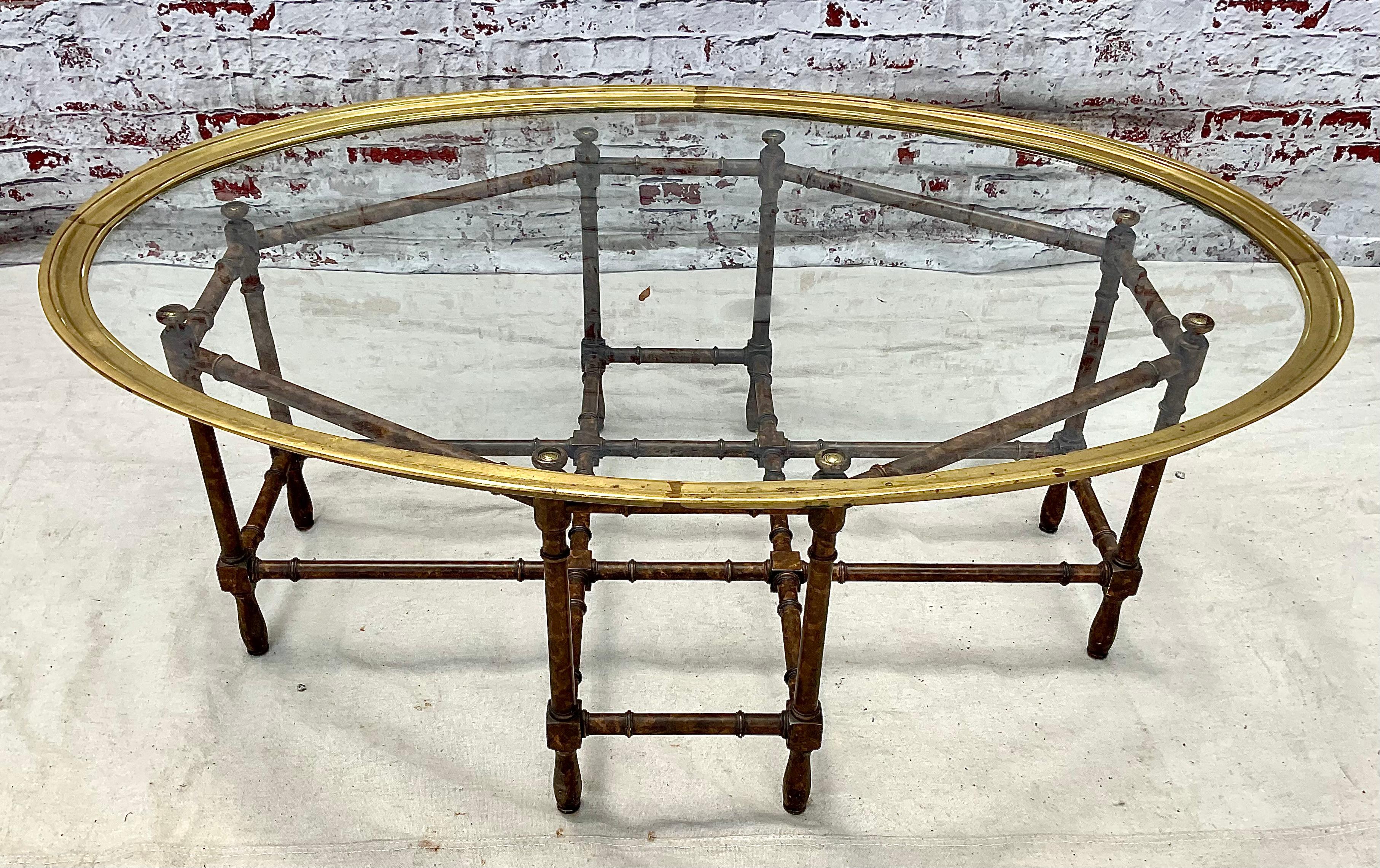 20ième siècle Attribué à Baker Table basse ovale à plateau de verre en faux bambou en vente