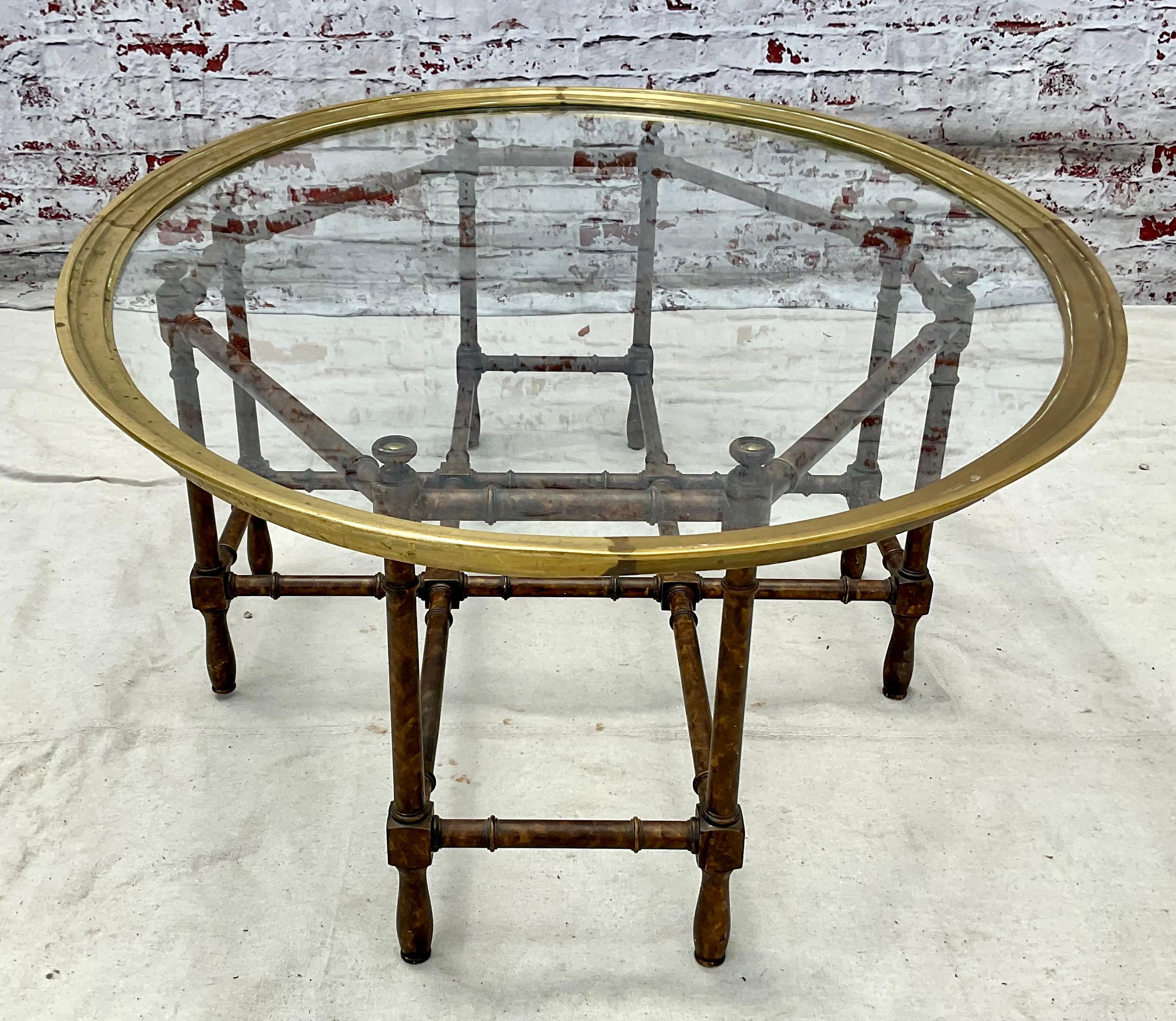 Attribué à Baker Table basse ovale à plateau de verre en faux bambou en vente 2