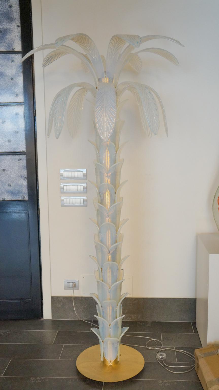 Nell'immagine puoi vedere la lampada da terra più particolare della nostra collezione.
Ha 68 elementi di vetro in totale, suddivisi in 52 che costituiscono la corteccia della palma e 16 sono le foglie. 
Il colore della lampada da terra è opalino e
