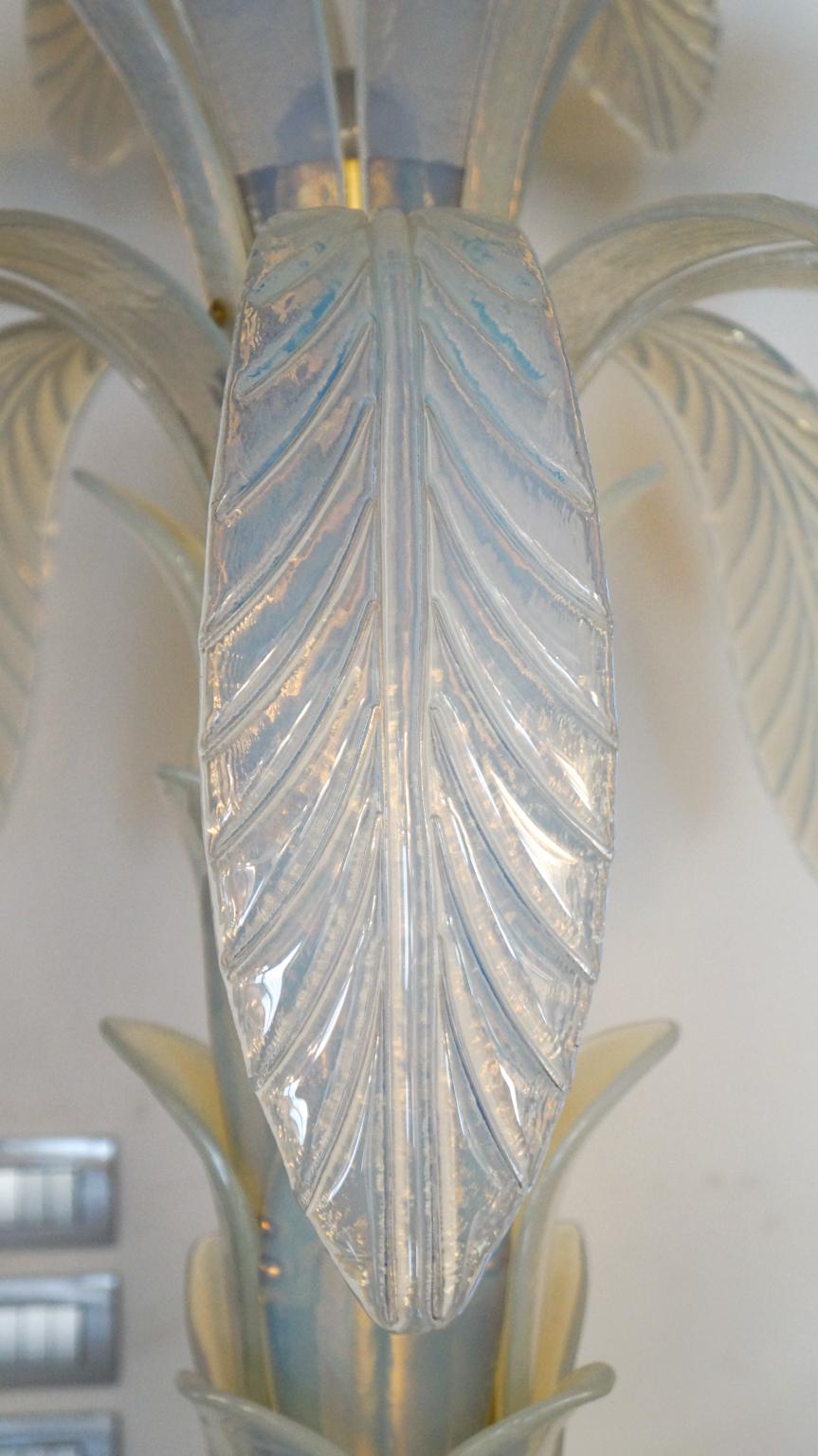 Appliqué Deux lampadaires en verre de Murano en forme de palmier opalin, attribués à Barovier, années 1990 en vente