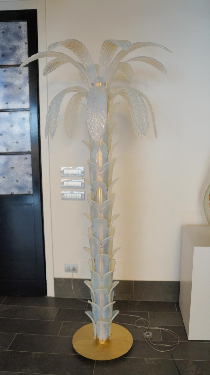 Deux lampadaires en verre de Murano en forme de palmier opalin, attribués à Barovier, années 1990 en vente 2