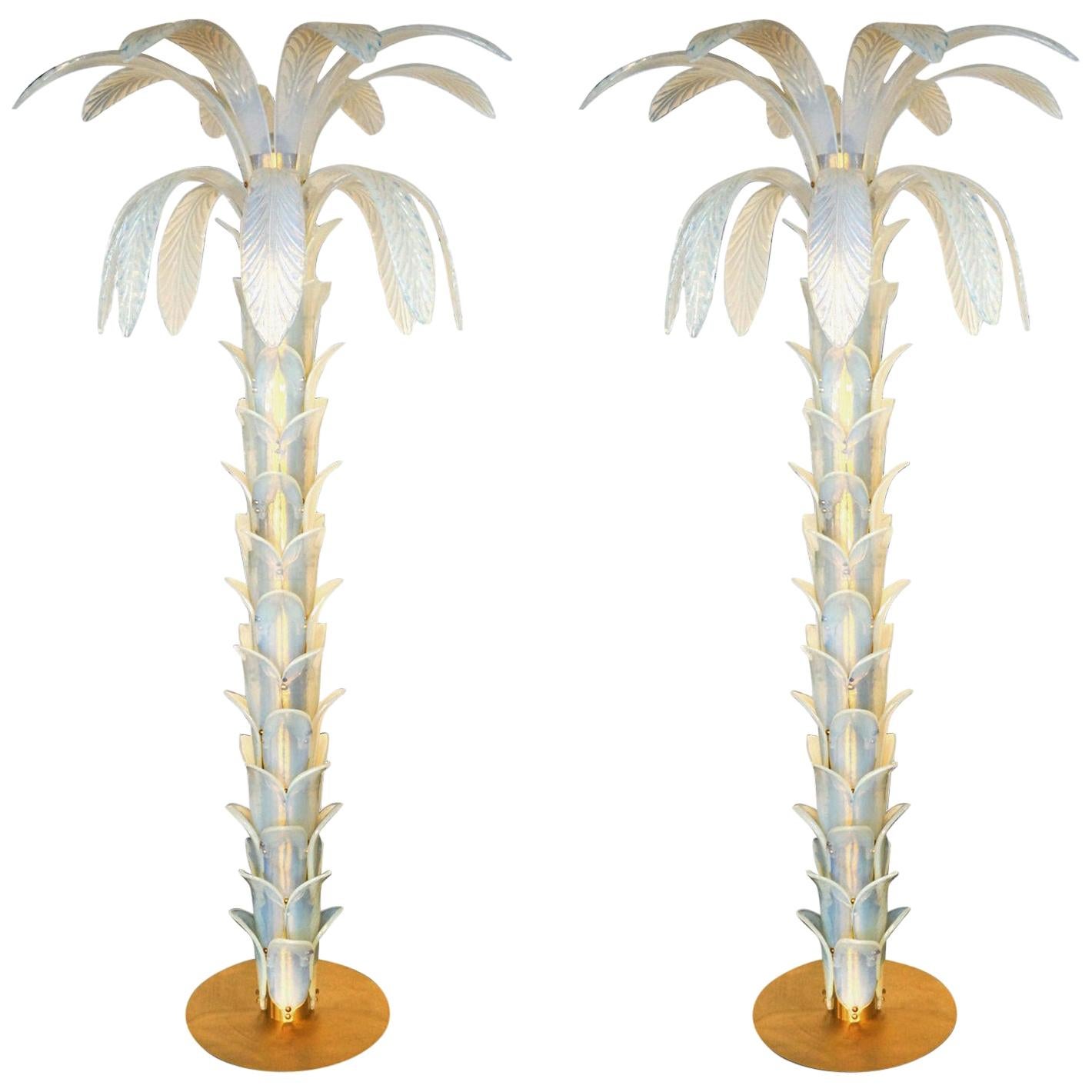Deux lampadaires en verre de Murano en forme de palmier opalin, attribués à Barovier, années 1990