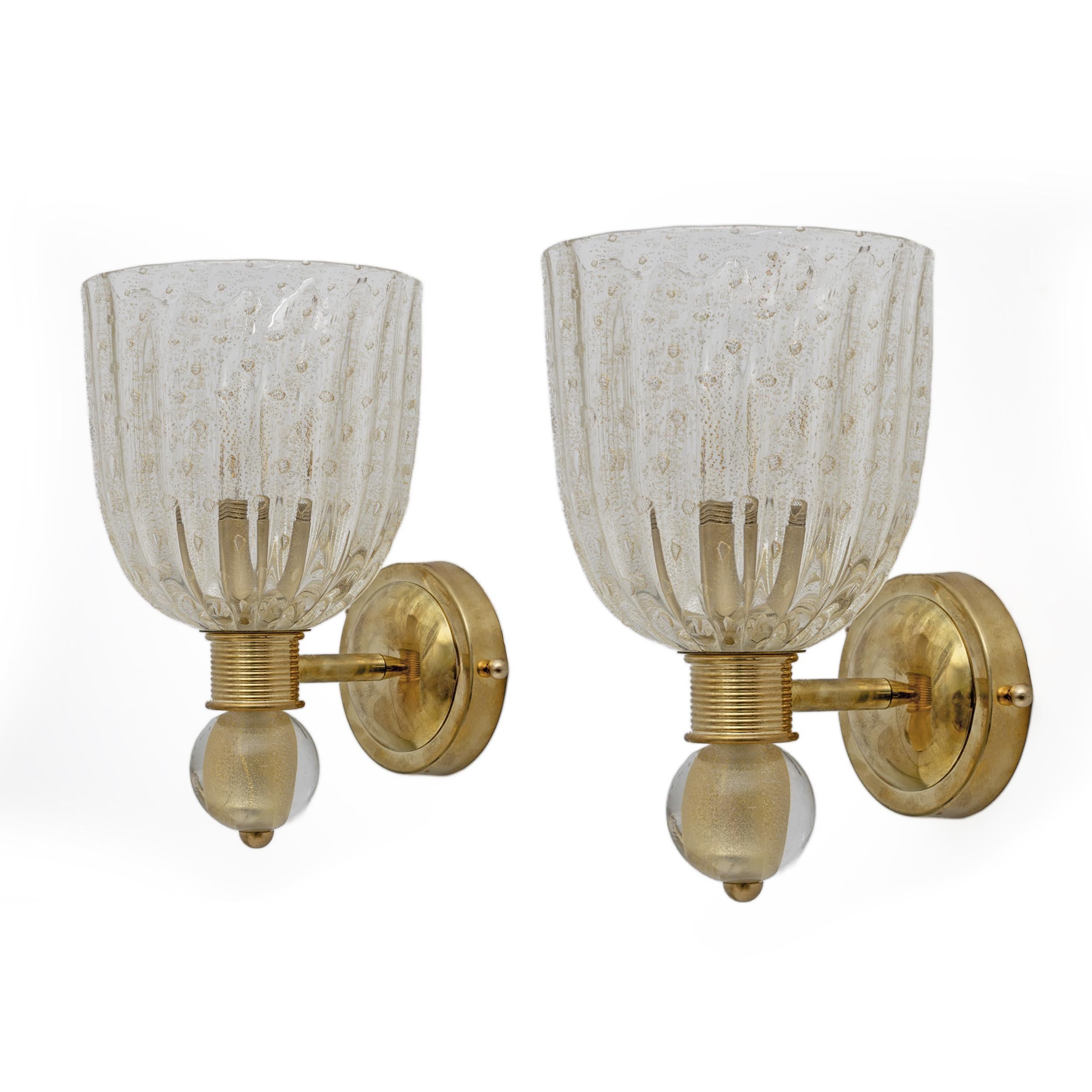 This fabulous pair of Art Deco Murano glass wall lights has been made entirely by hand. It is entirely decorated with the Pulegoso technique. This means that it has large air bubbles inside the high quality blown glass, made with inclusions of 24