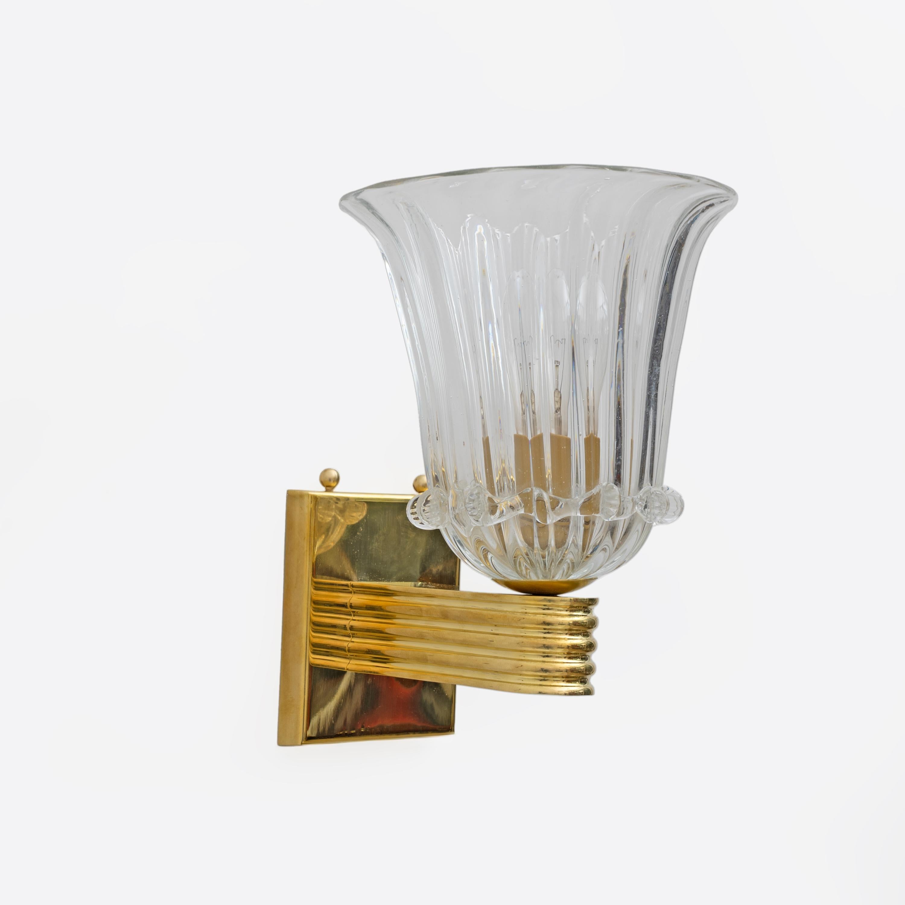 Art déco Attribuée à Barovier&Toso Paire d'appliques en laiton et verre de Murano en vente