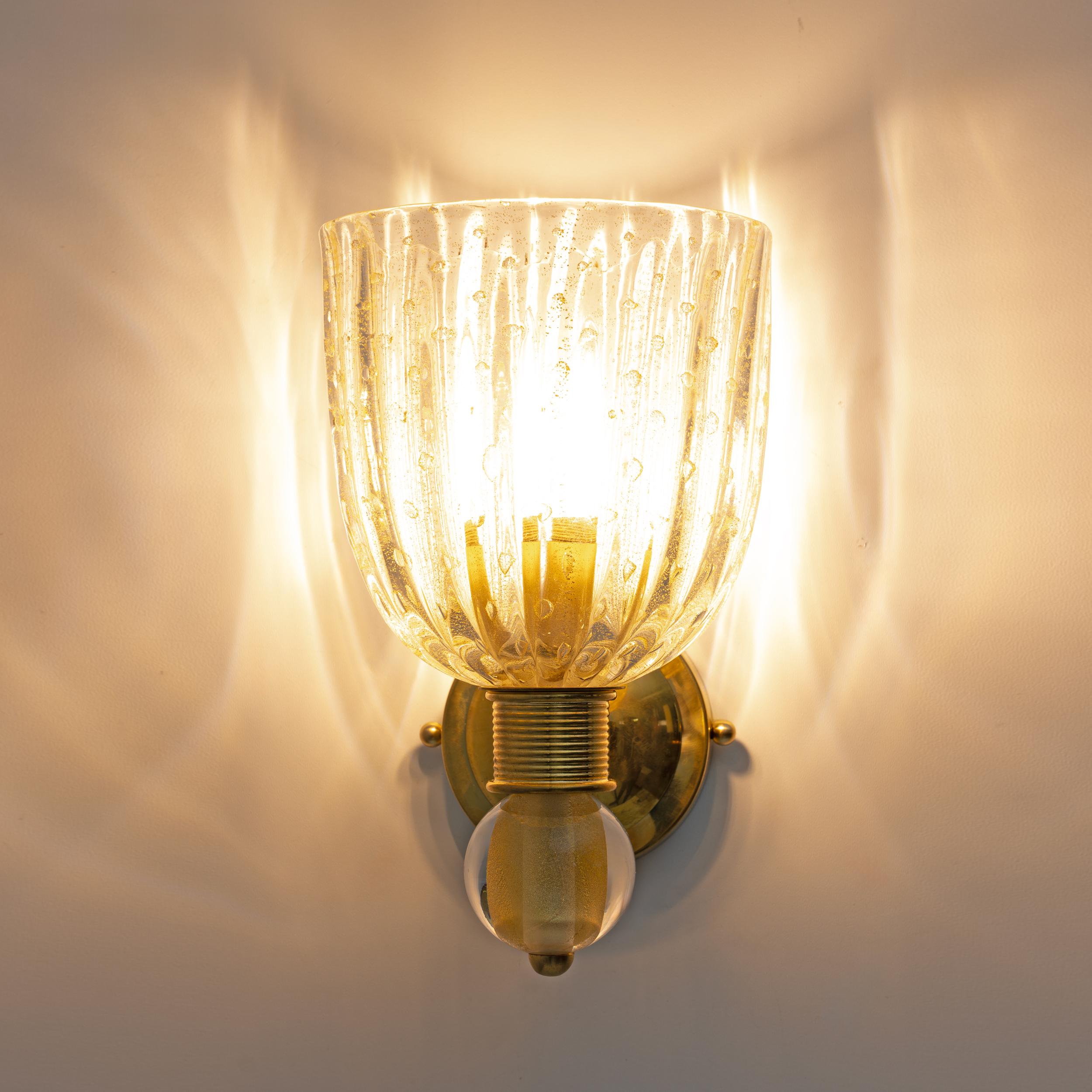 Attributed to Barovier & Toso Brass and Pulegoso Murano Glass Sconces, Pair In Excellent Condition For Sale In Puglia, Puglia