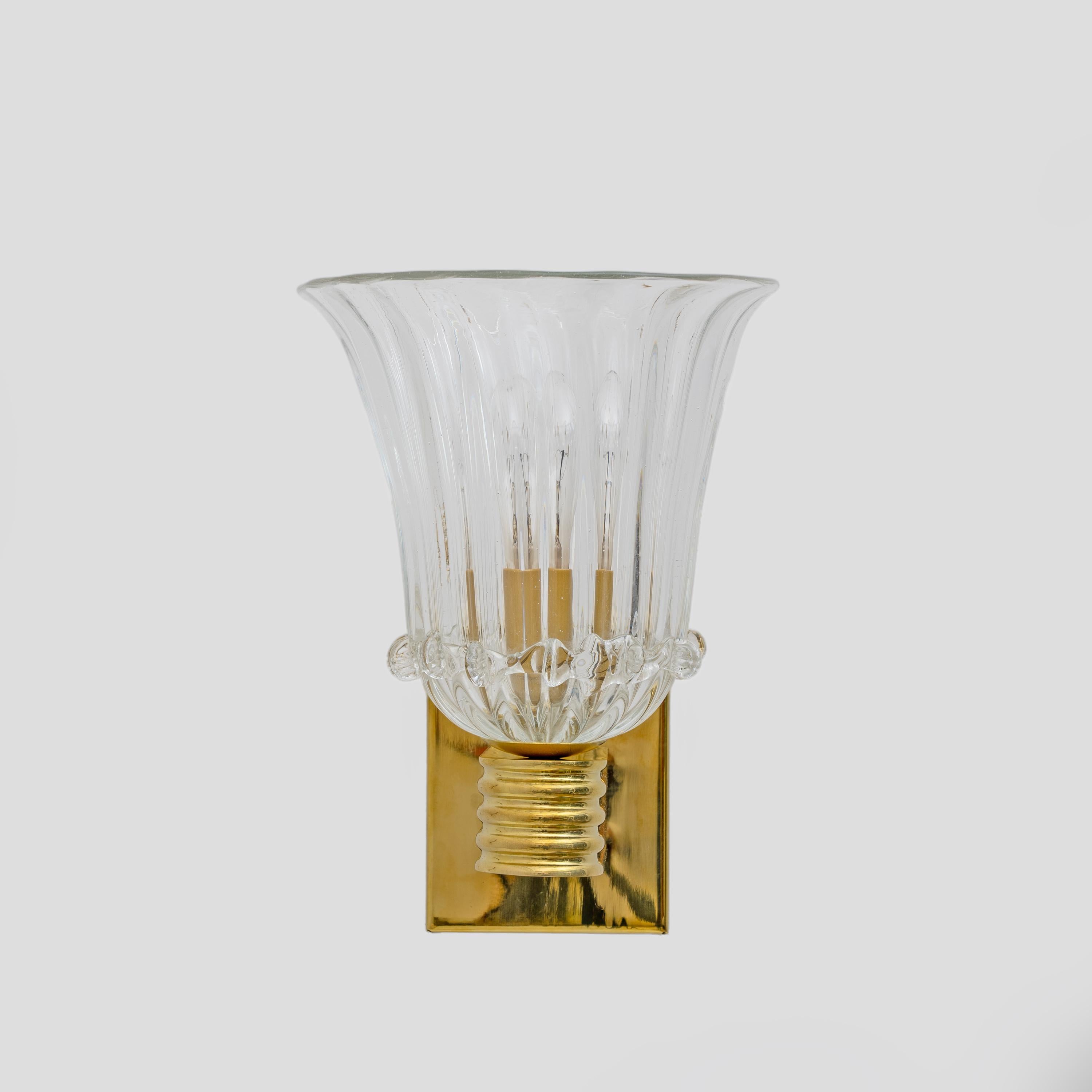 Laiton Attribuée à Barovier&Toso Paire d'appliques en laiton et verre de Murano en vente