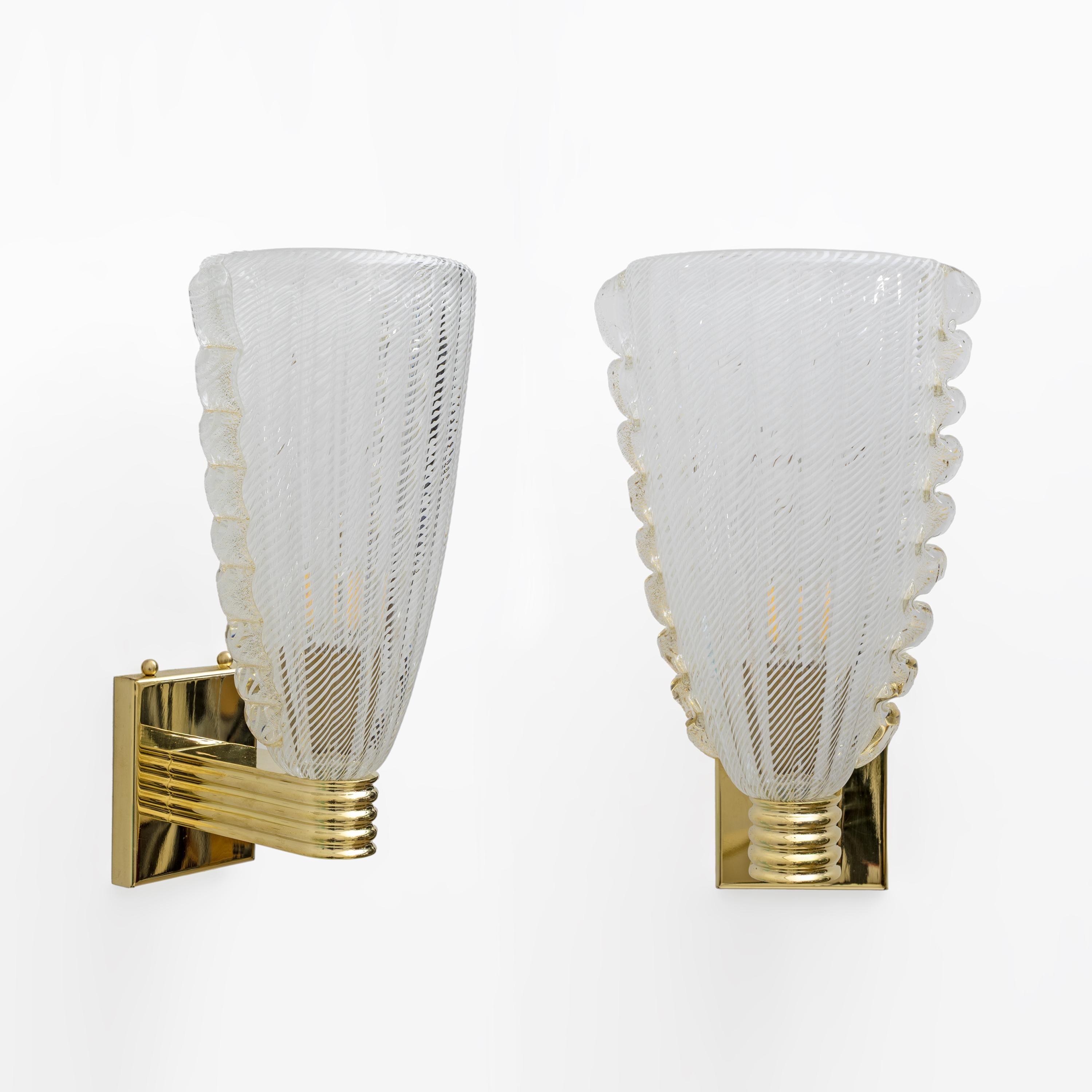Ces superbes appliques Art déco en verre de Murano sont entièrement fabriquées à la main. Elles sont entièrement décorées selon la technique du reticello, appelée ainsi en raison de la texture caractéristique en forme de filet que l'on peut voir à