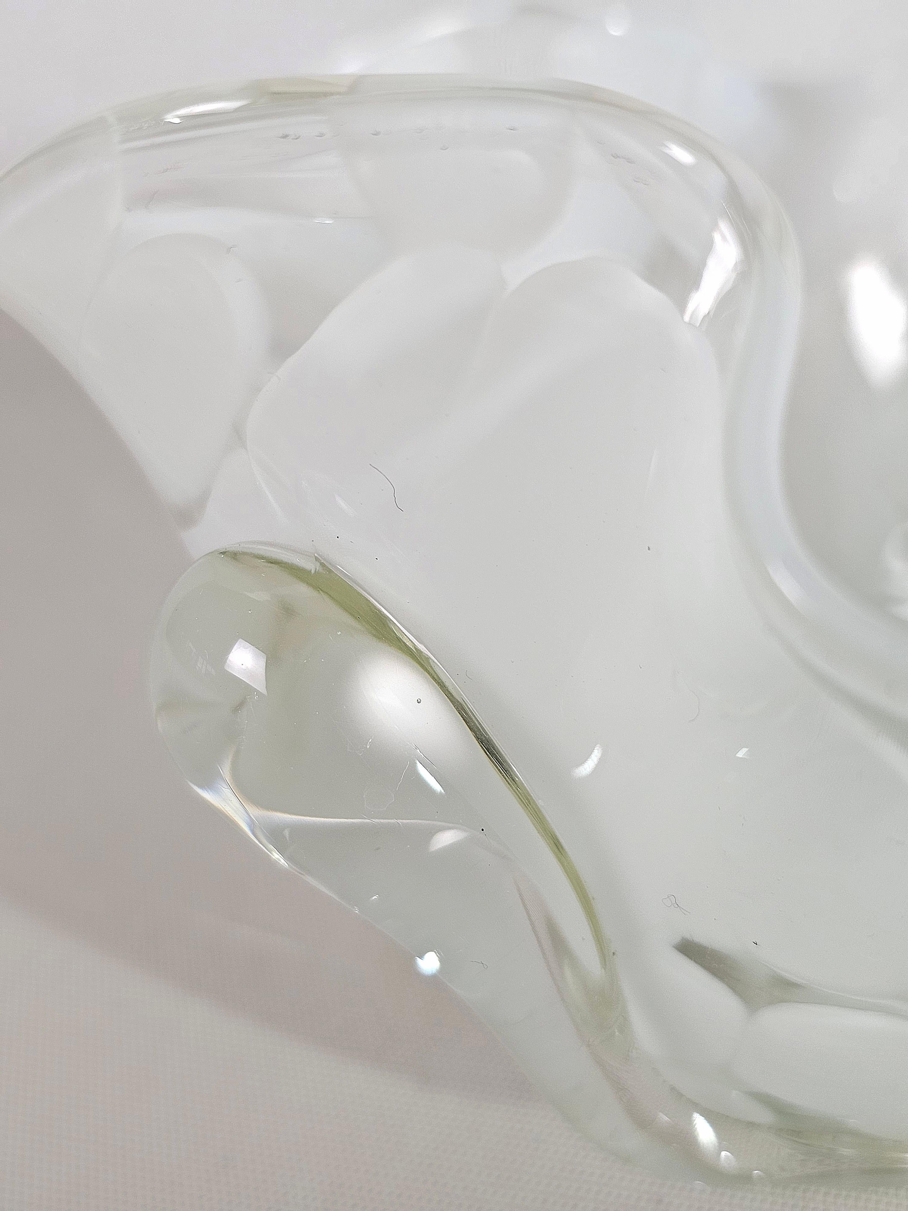 Graceful handkerchief-shaped vase in transparent and white Murano glass, attributed to Barovier&Toso. Italian production from the 70s.

Weight: 470 grams

Note: We try to offer our customers an excellent service even in shipments all over the world,