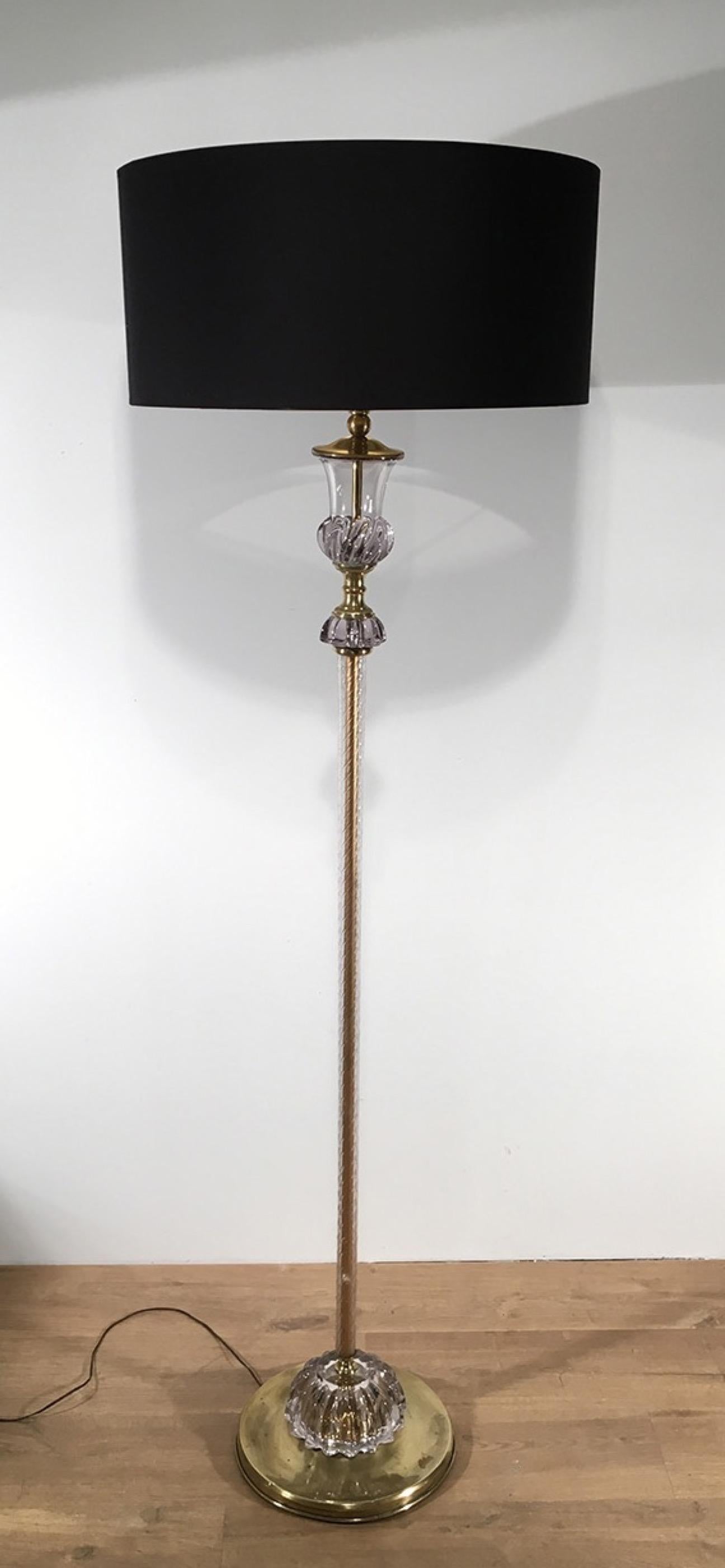 Ce très beau lampadaire de Murano est fabriqué en verre. Il s'agit d'un beau modèle attribué à Barovier & Toso, Murano, Italie, vers 1940.
 