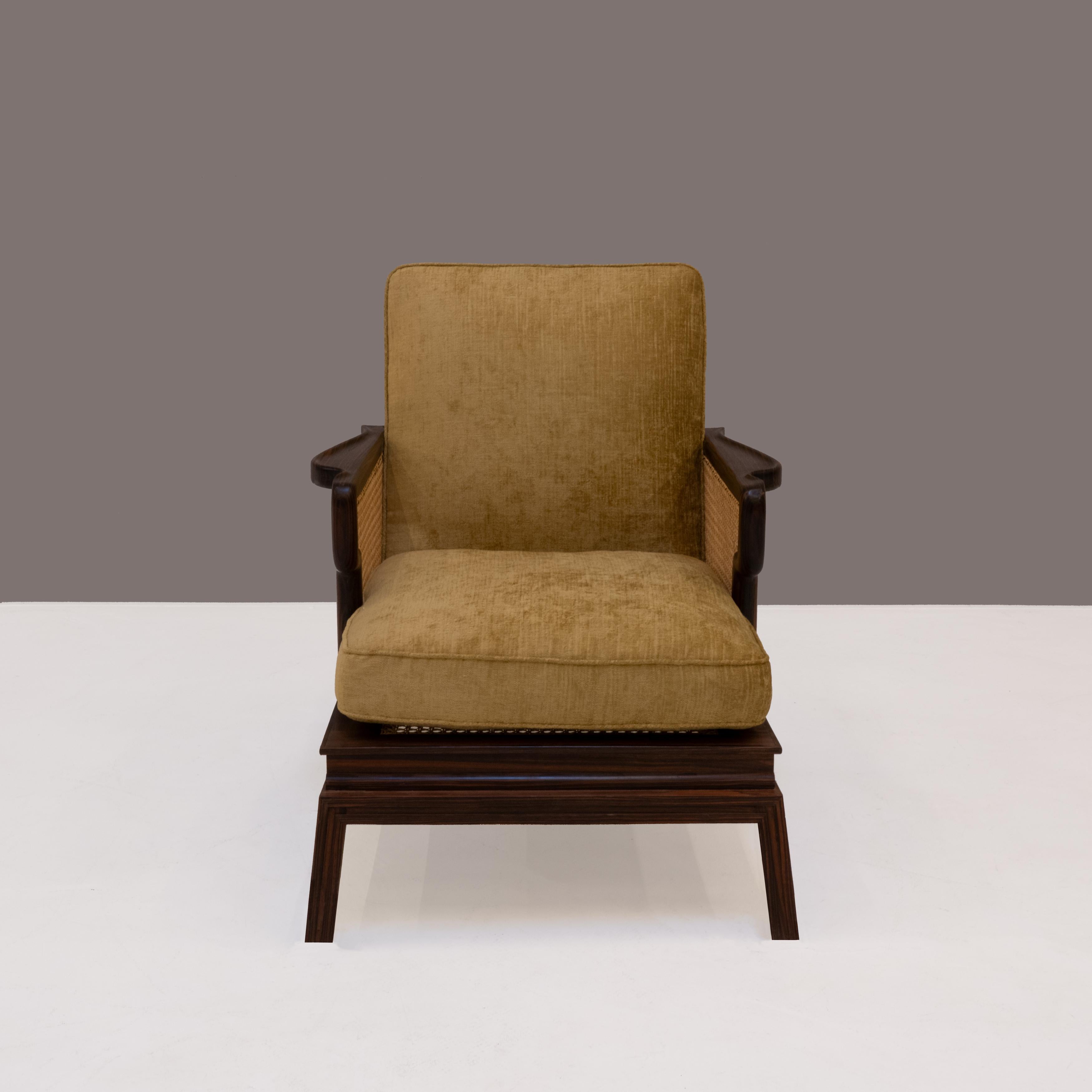 Expressive armchair, Germany 1925 in Makassar ebony.
Sides and backrest with double Viennese Mesh.
The base for the seat cushion in simple Viennese Mesh.

An elegant, beautiful armchair of exceptional quality in terms of craftsmanship and