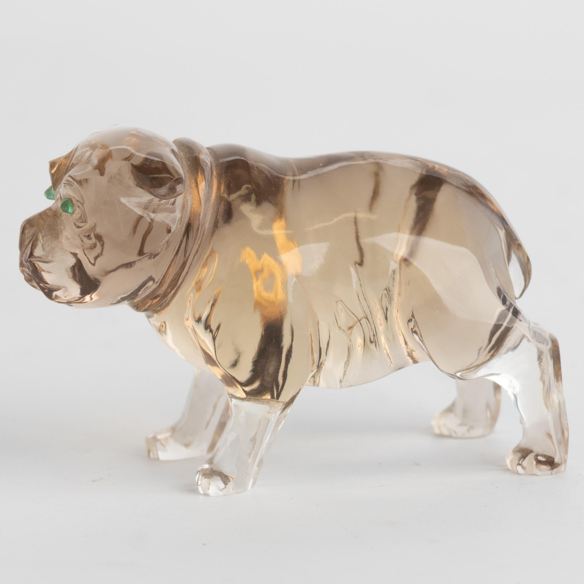 Ejemplo magistral del arte ruso, esta cautivadora estatuilla de bulldog se atribuye al célebre joyero Carl Fabergé. Tallada por expertos en lustroso cuarzo ahumado, la pieza capta el carácter noble y los detalles realistas de la querida raza