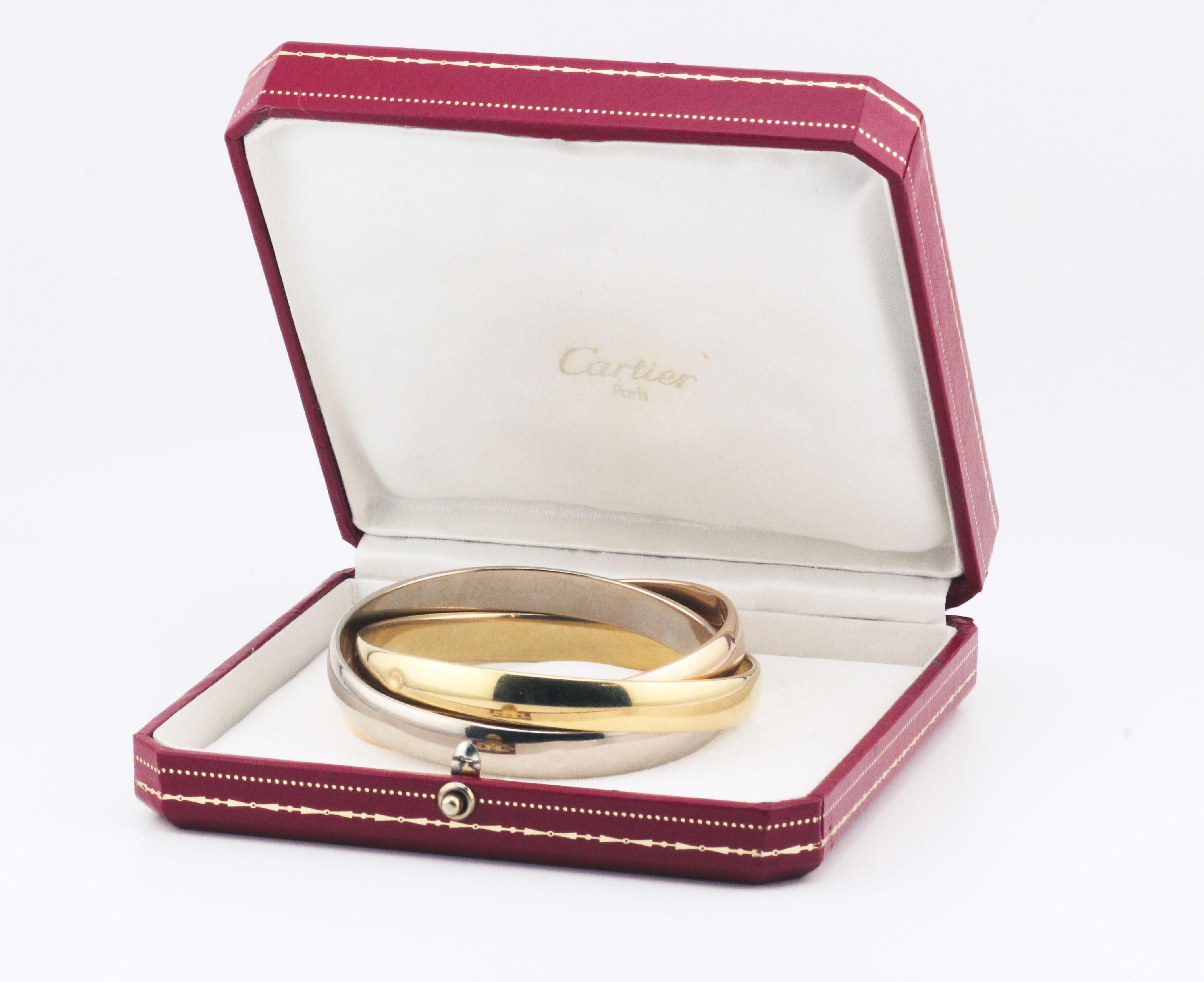 Dieses 18-karätige Trinity-Armband wird Cartier mit Zertifikat und Prüfzeichen zugeschrieben. Es ist ein schillerndes und exquisites Schmuckstück, das Eleganz und Symbolik mühelos vereint. Dieses aus hochwertigem 18-karätigem Gold gefertigte Armband